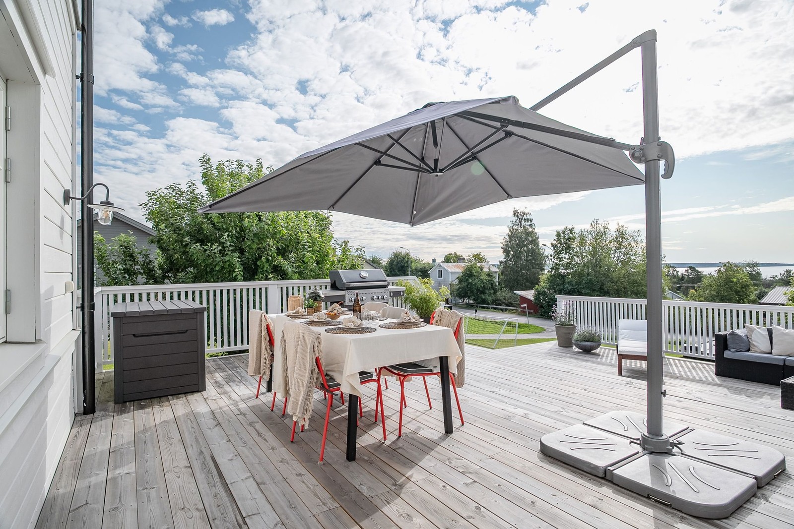 Välkommen hem till Bergtoppsgatan 4! Med uteplats med fritt läge ner mot fjärden.