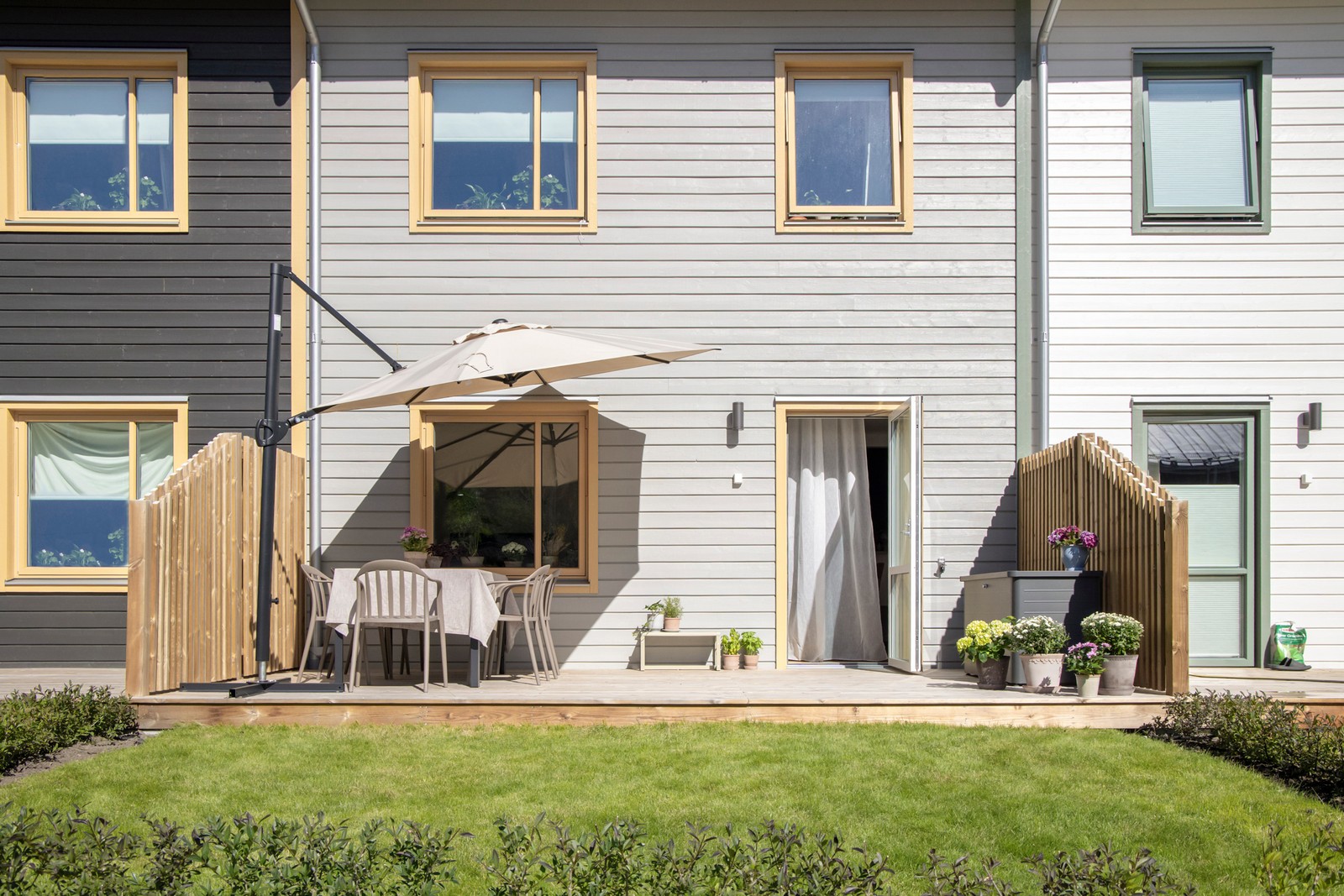 Altan i soligt söderläge - utanför finns bostadens gräsmatta