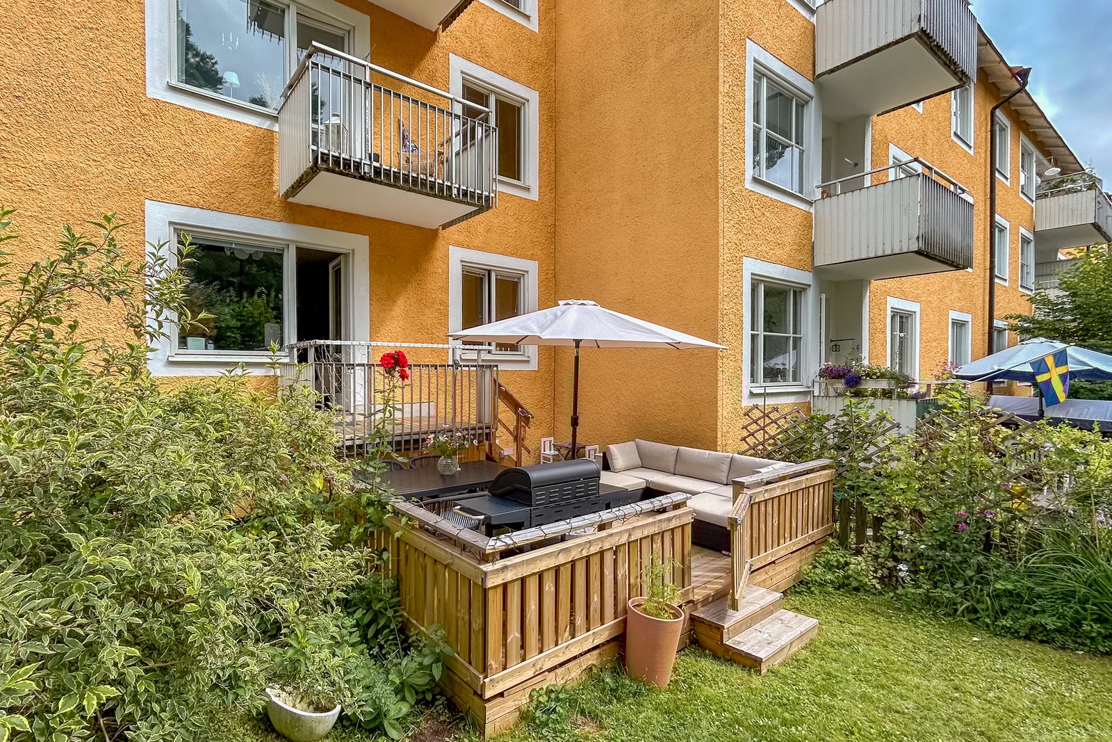 Uteplats i soligt läge med plats för sittgrupp och grill