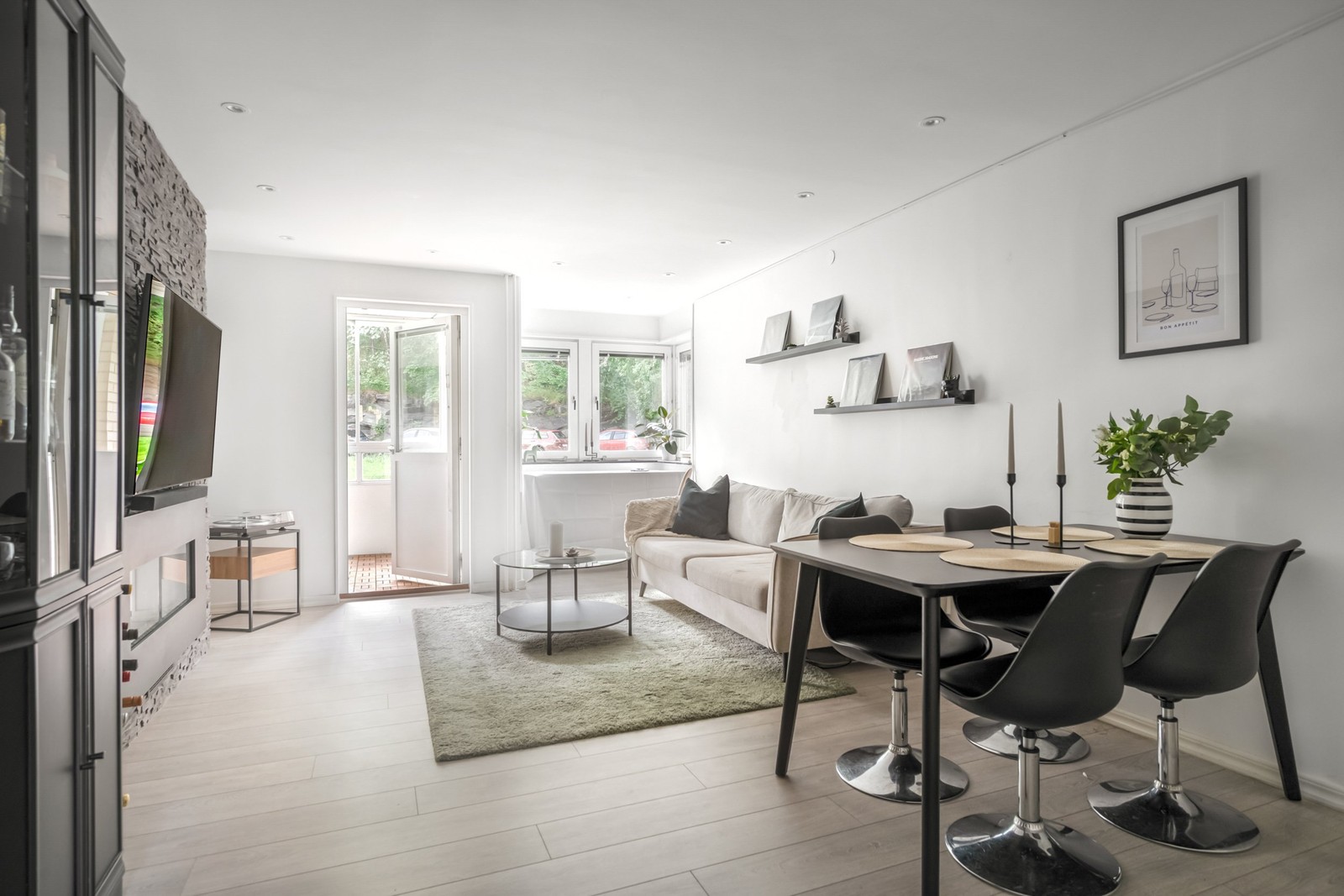 Här möts man av en lägenhet som totalrenoverades under 2021