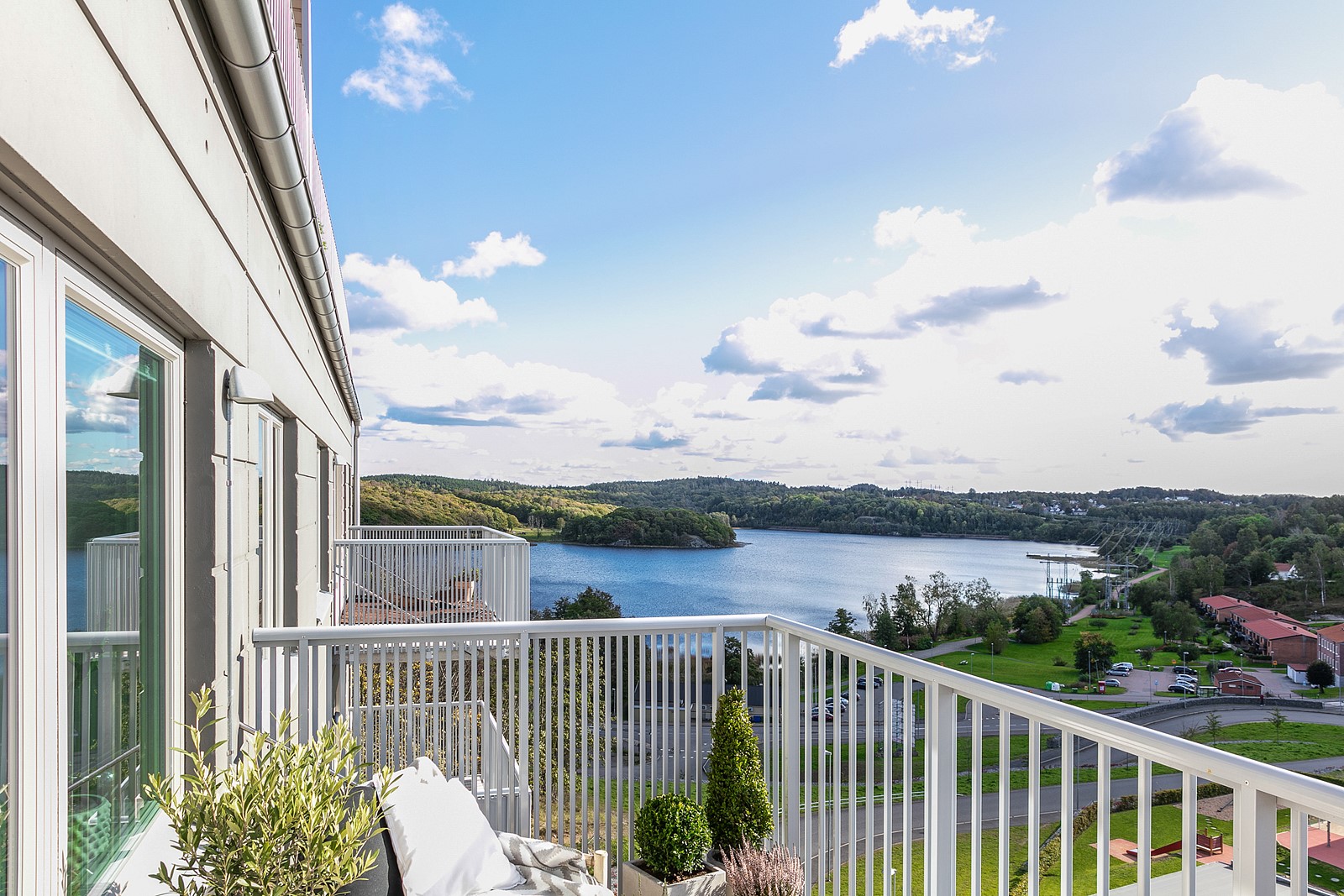 Välkomna till en välplanerad trea med sjöutsikt