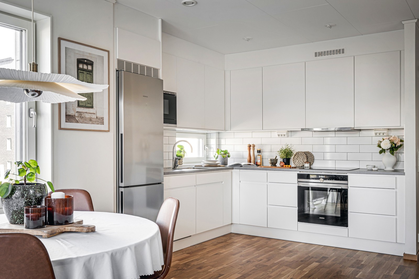 Trevligt kök med gott om förvaring och arbetsytor