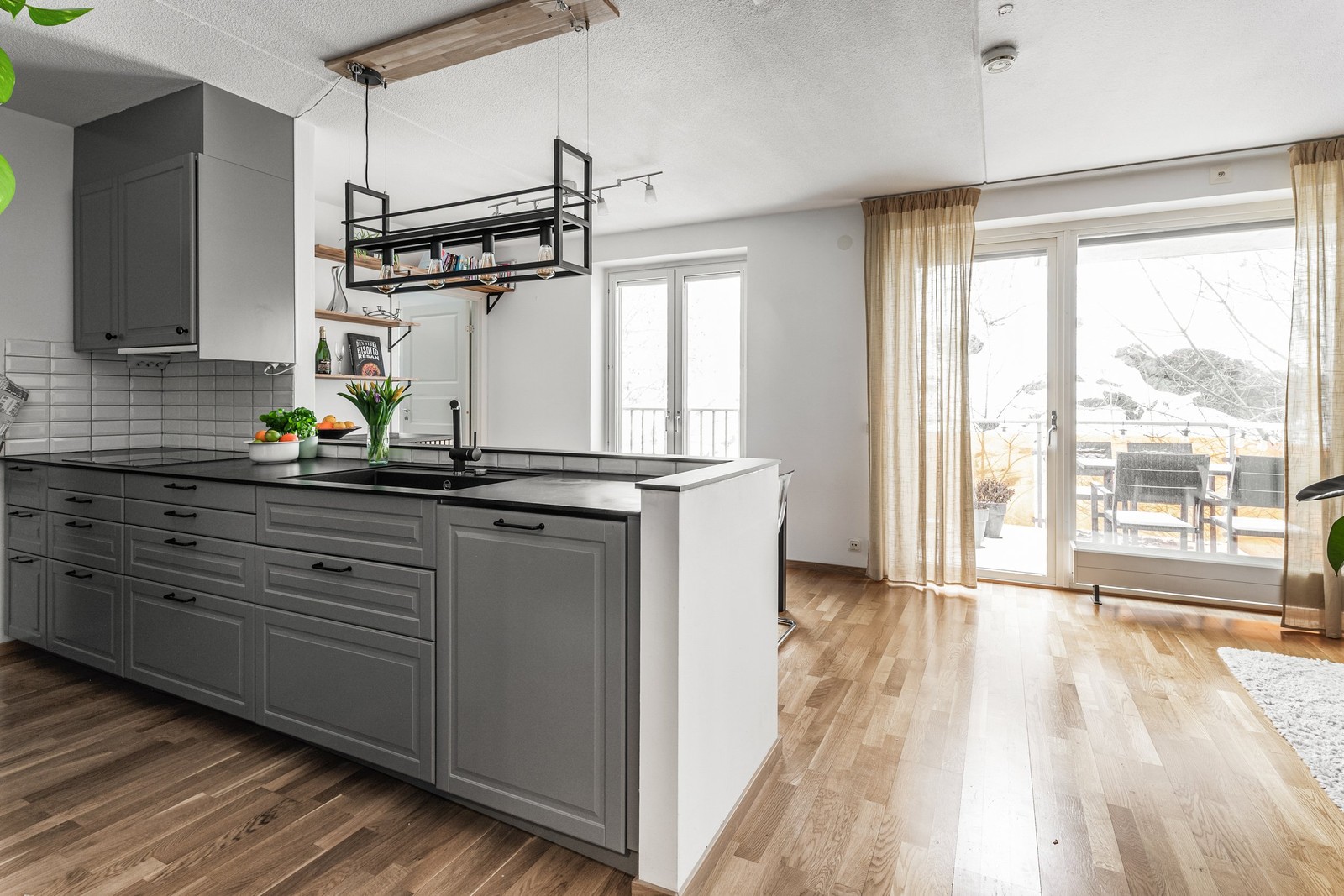 Välkommen till denna ljusa och moderna bostad