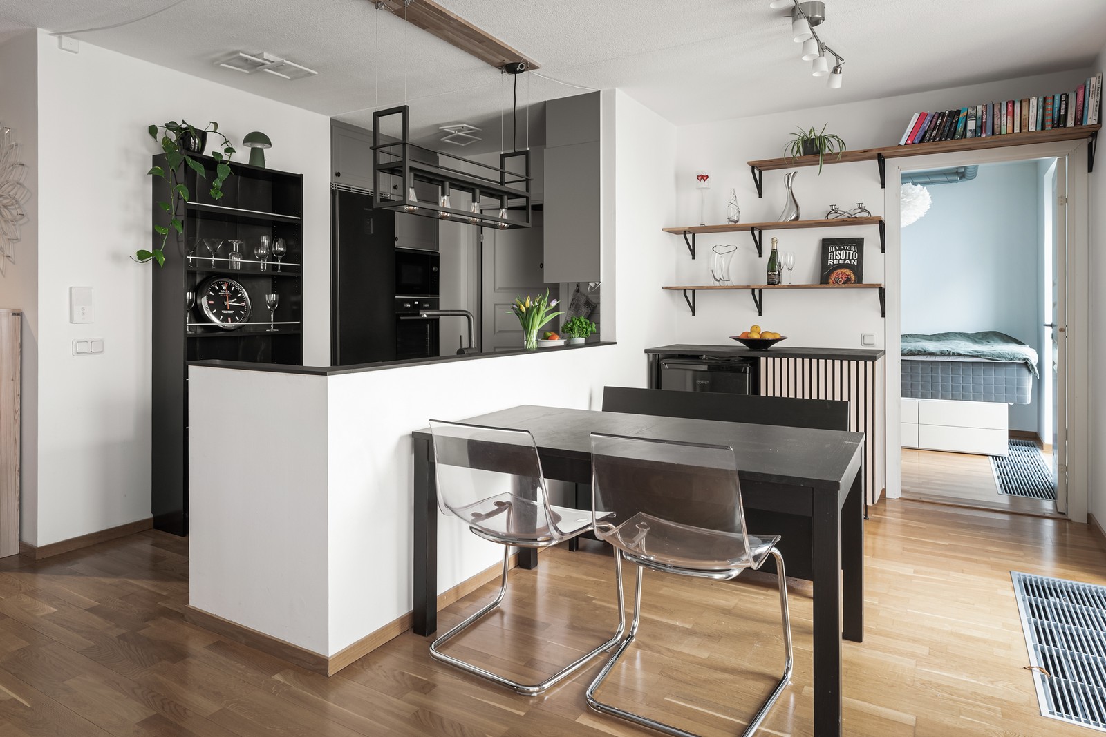 Välkommen till denna ljusa och moderna bostad