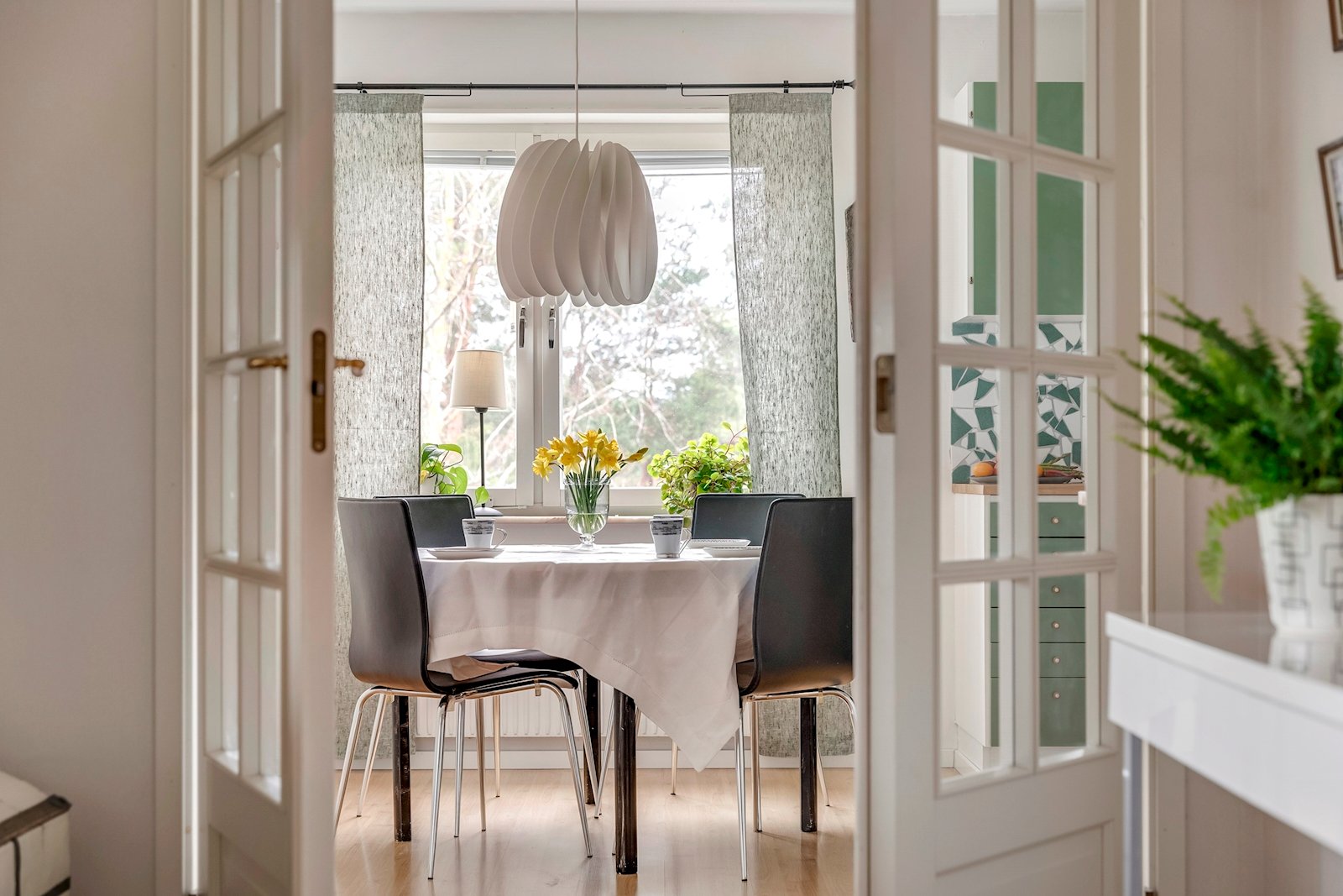 Matplatsen i högt läge intill fönsterpartier