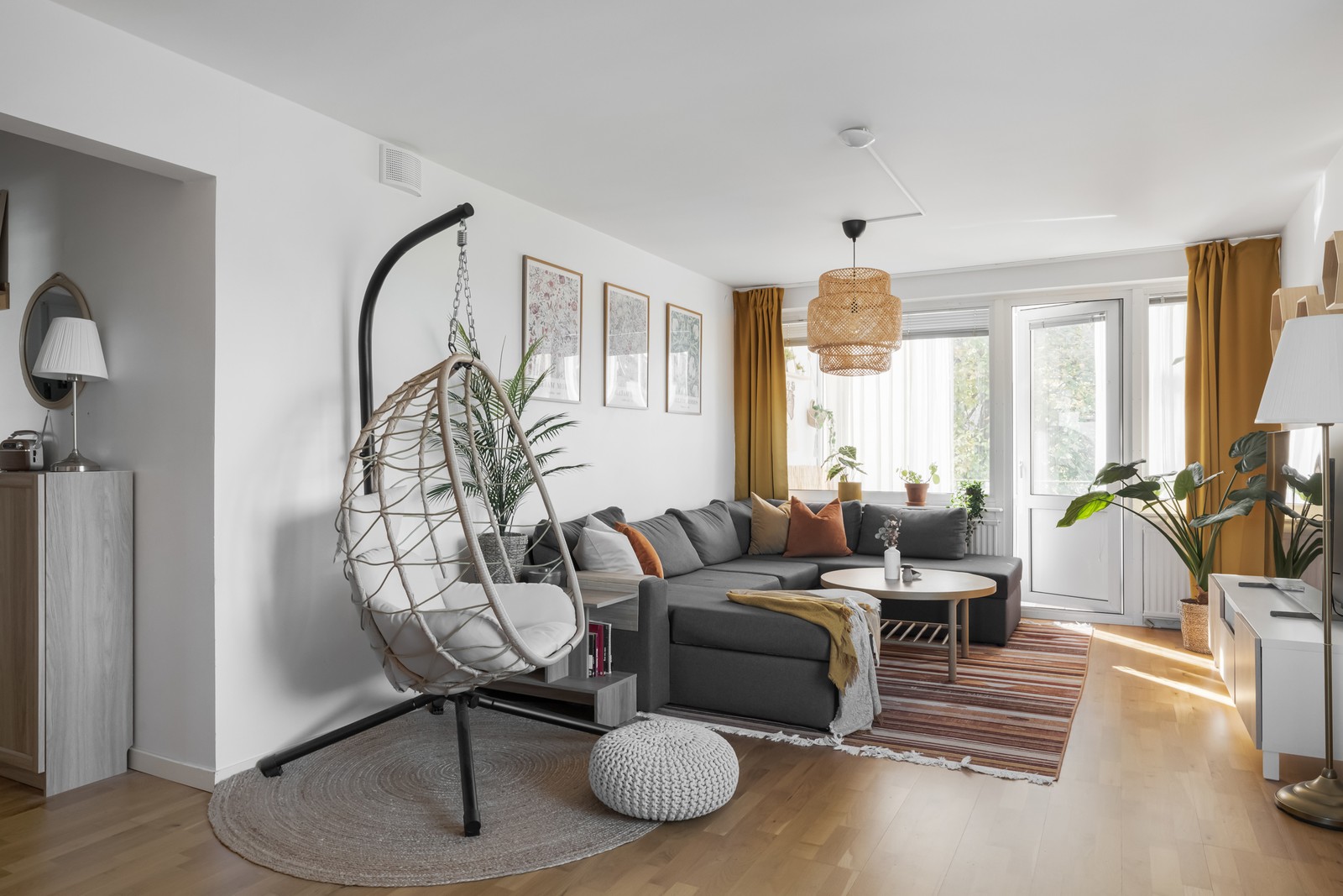 Välkommen till familjevänlig gavellägenhet med ljus, rymd och renoverad interiör!