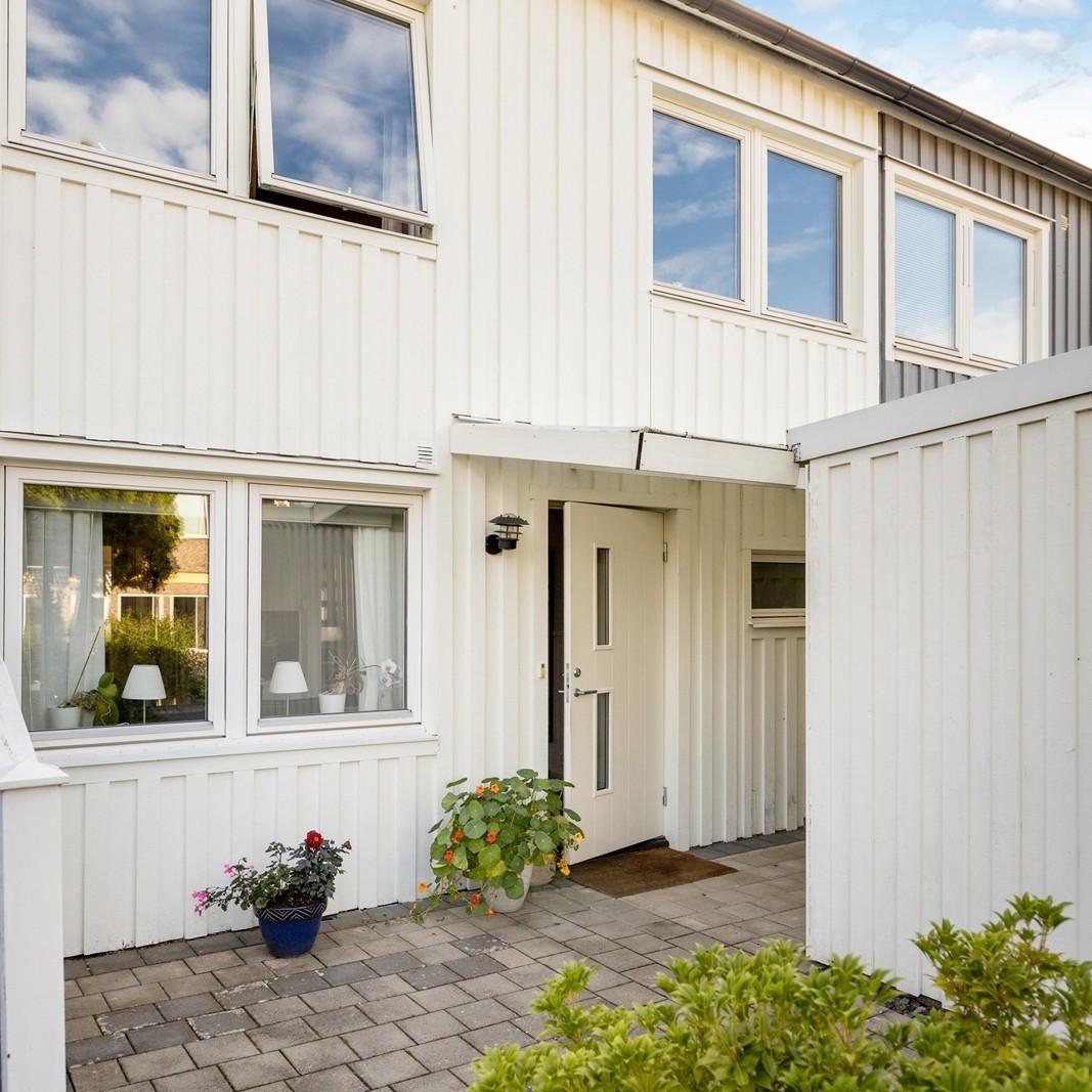 Entré och stort förråd med vacker stenläggning