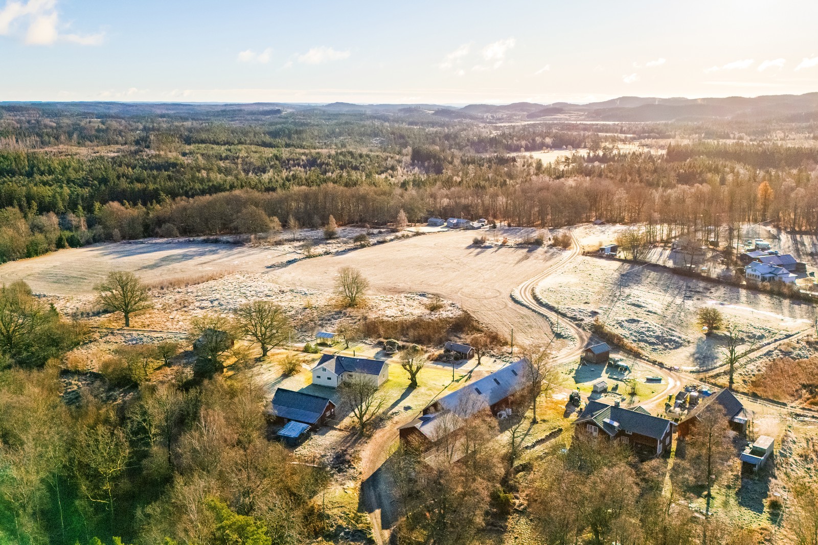 Vacker vy och grönskande natur omfamnar gården