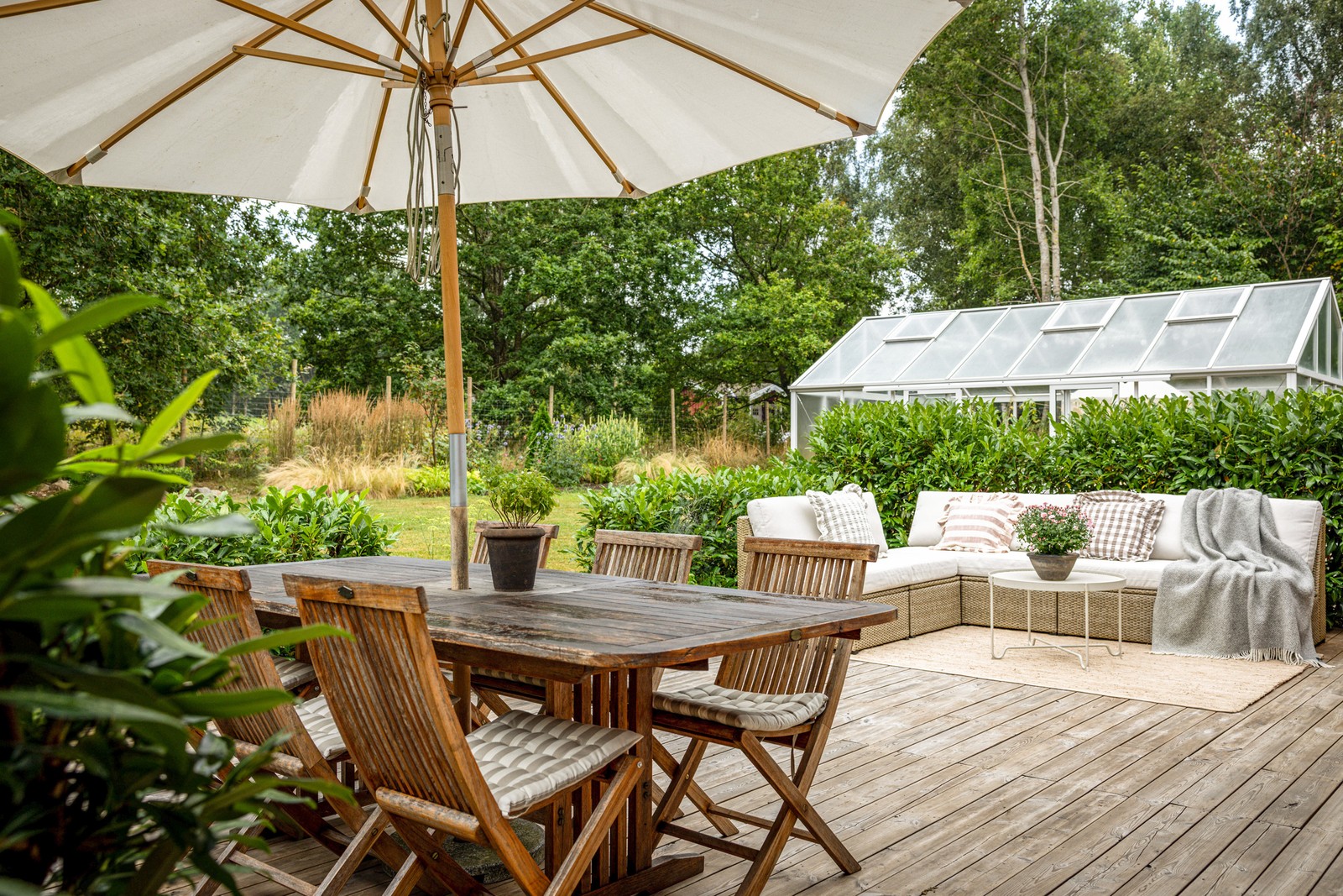 Härligt trädäck med gott om plats