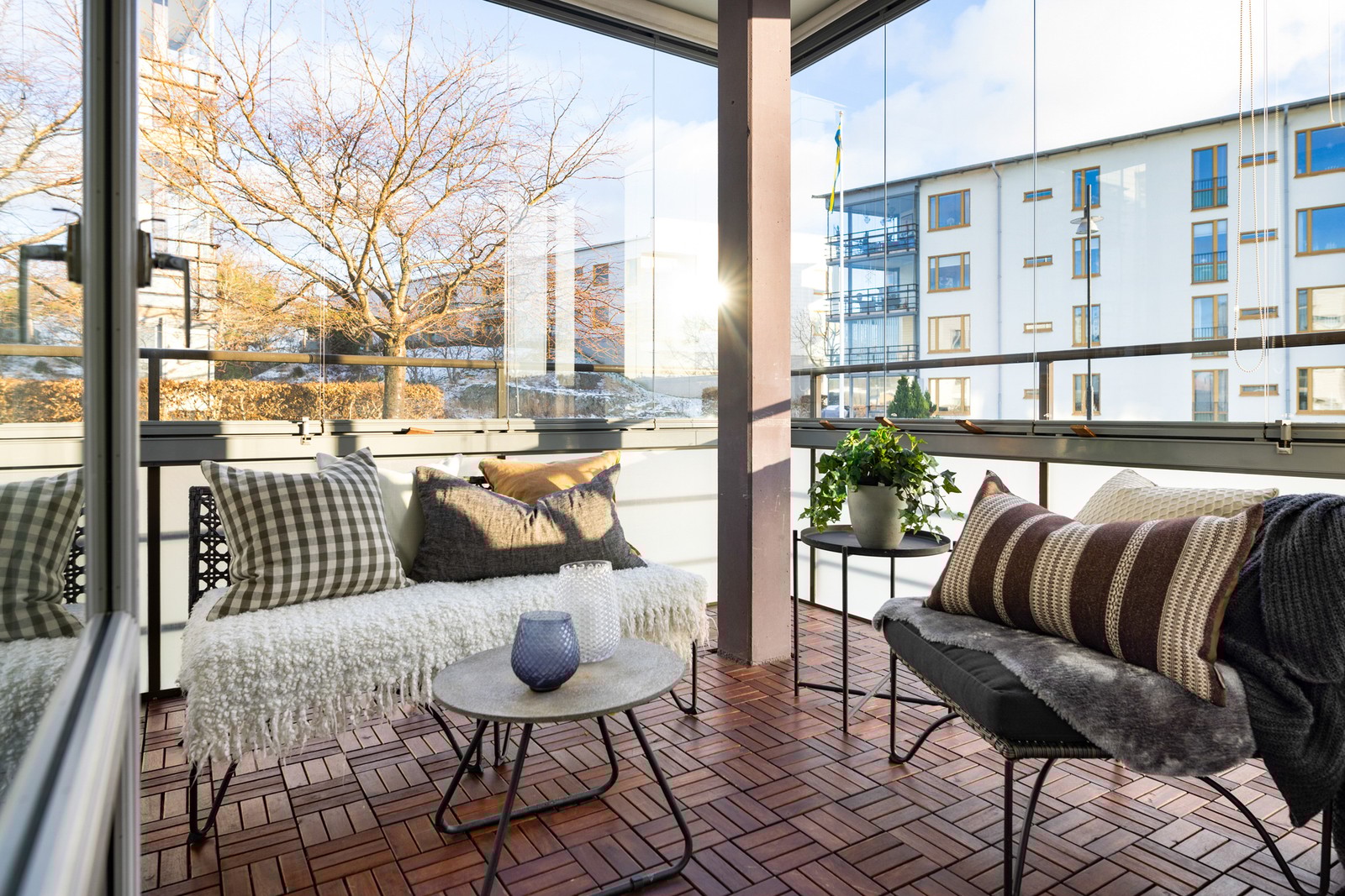 Mysig inglasad balkong som gör att ni har ett rum extra stora delar av året