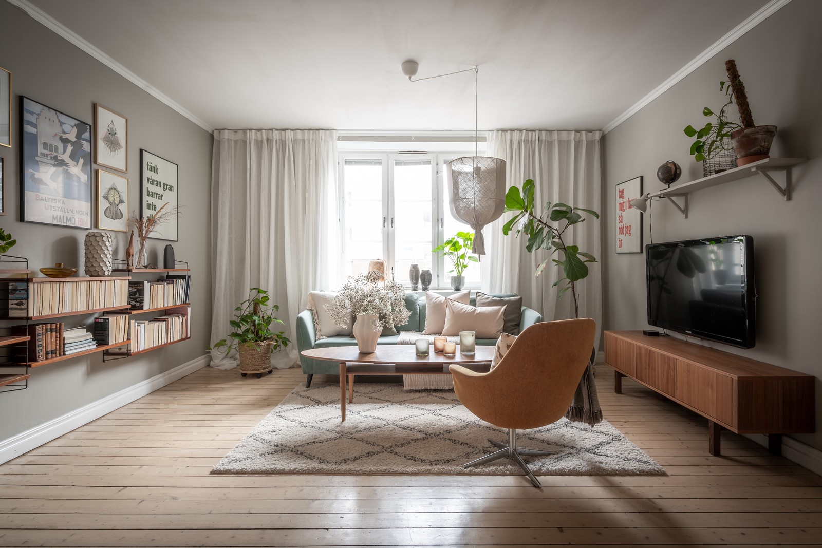 Ljuset strömmar in genom de stora fönstren och breder ut sig harmoniskt över hela rummet