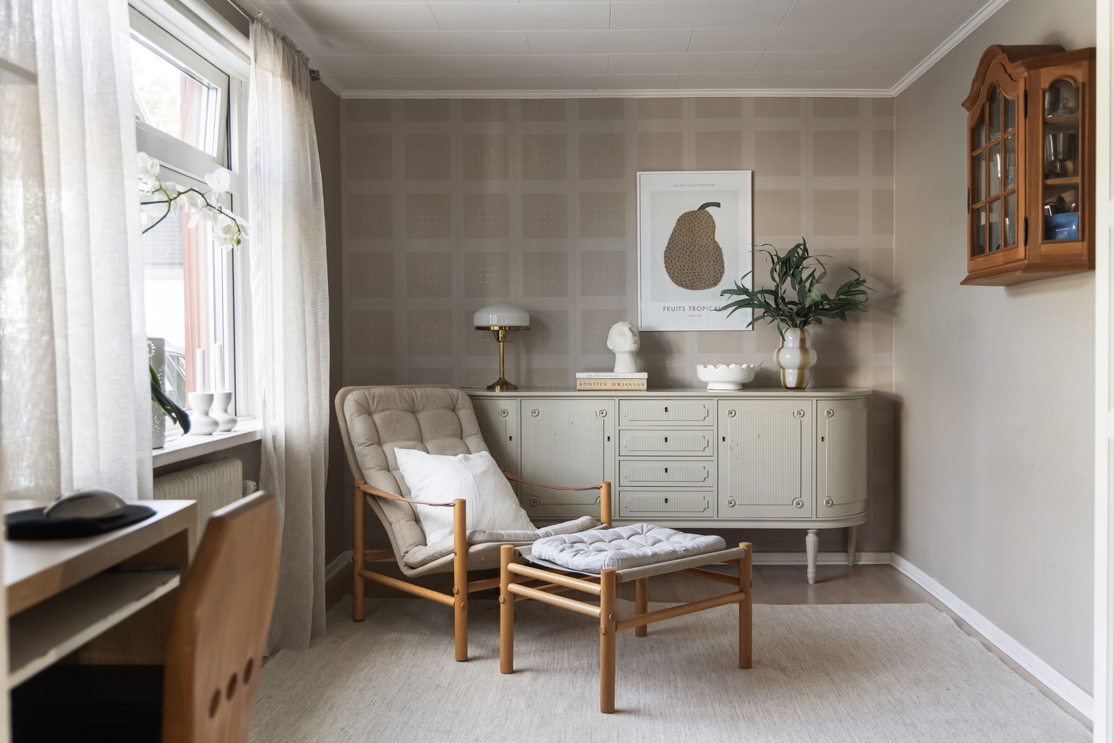 Från sällskapsrummet nås bostadens andra sovrum som idag nyttjas som kontor