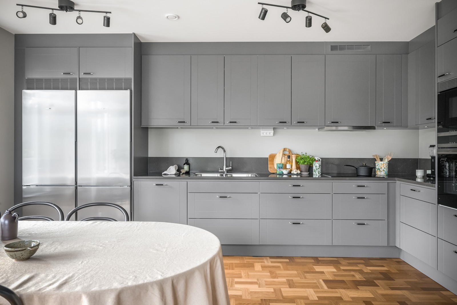 Välplanerat kök med goda förvaringsmöjligheter!