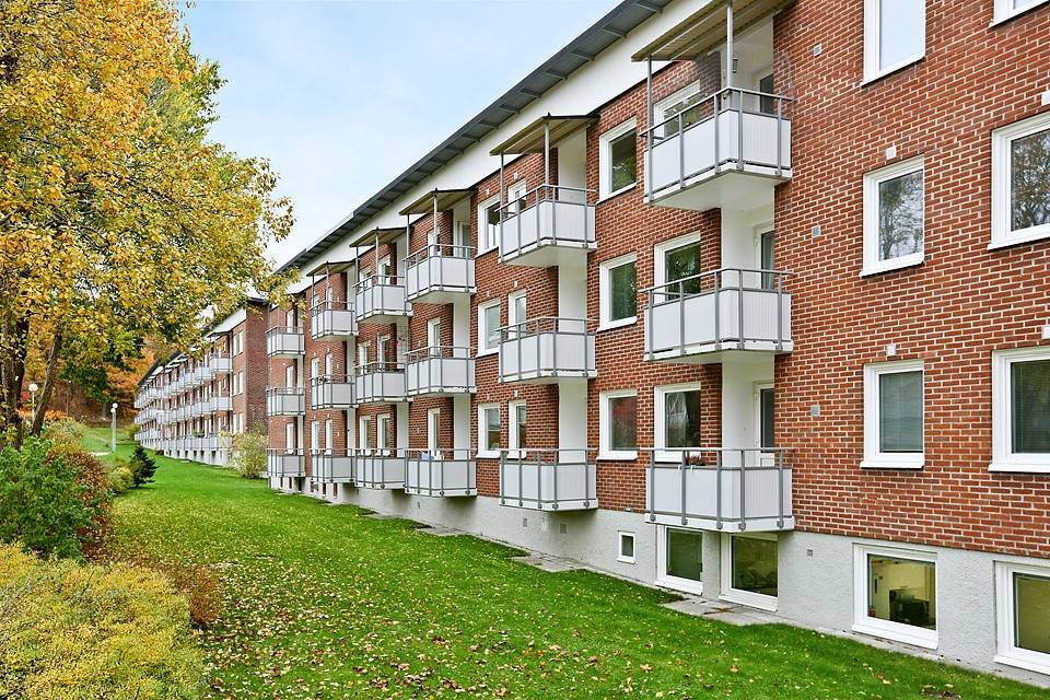 Med rofyllt läge mot de grönskande omgivningarna