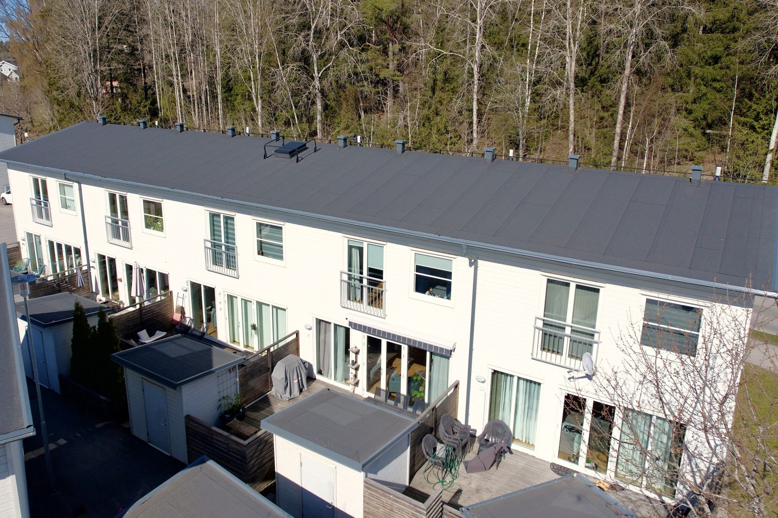 Solig uteplats baksida