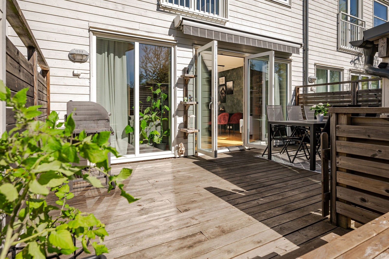 Solig uteplats med markis