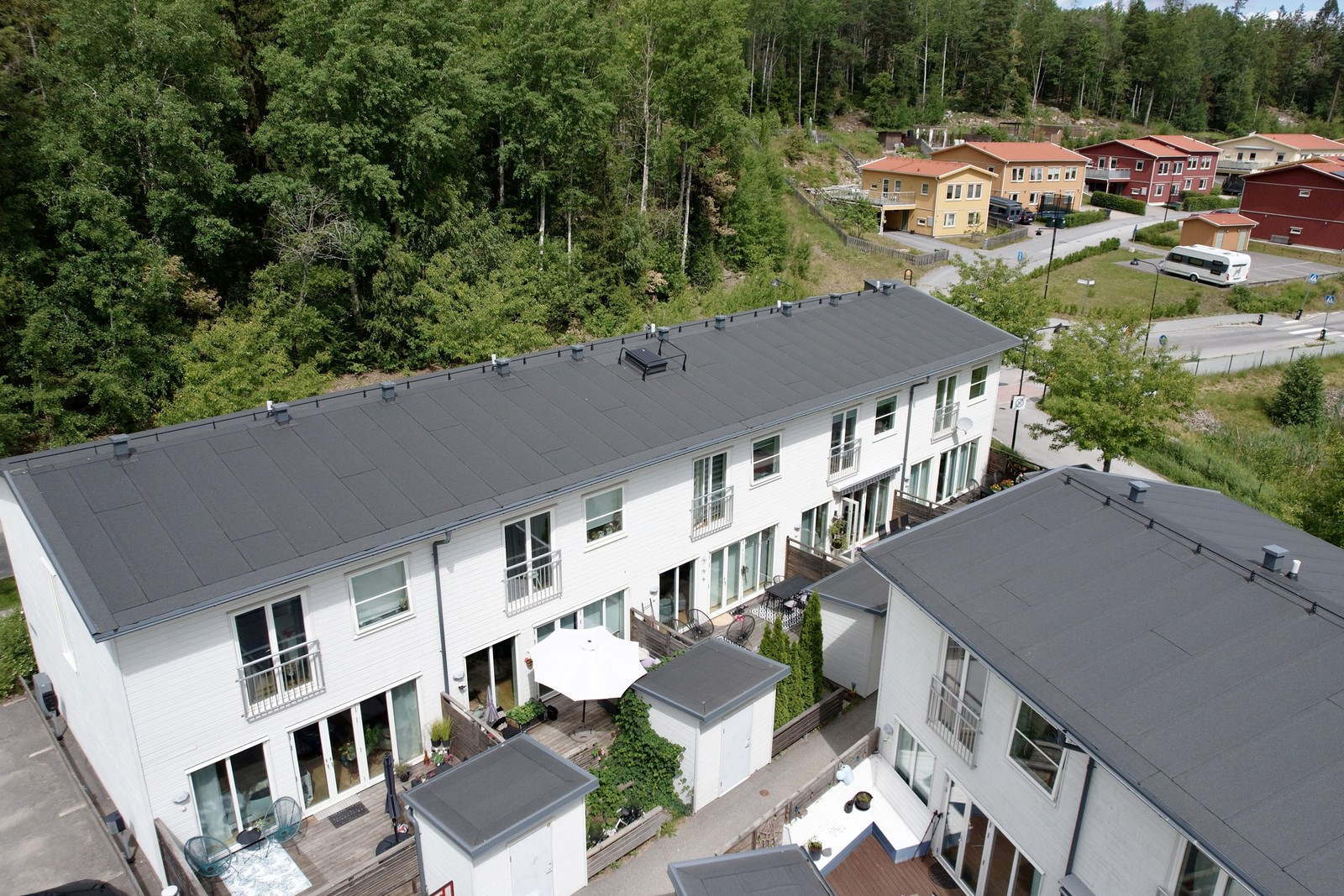 Uteplats baksida i soligt läge