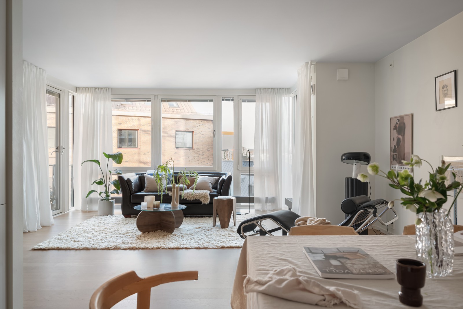 Ljus tvåa med öppen planlösning och stora fönsterpartier