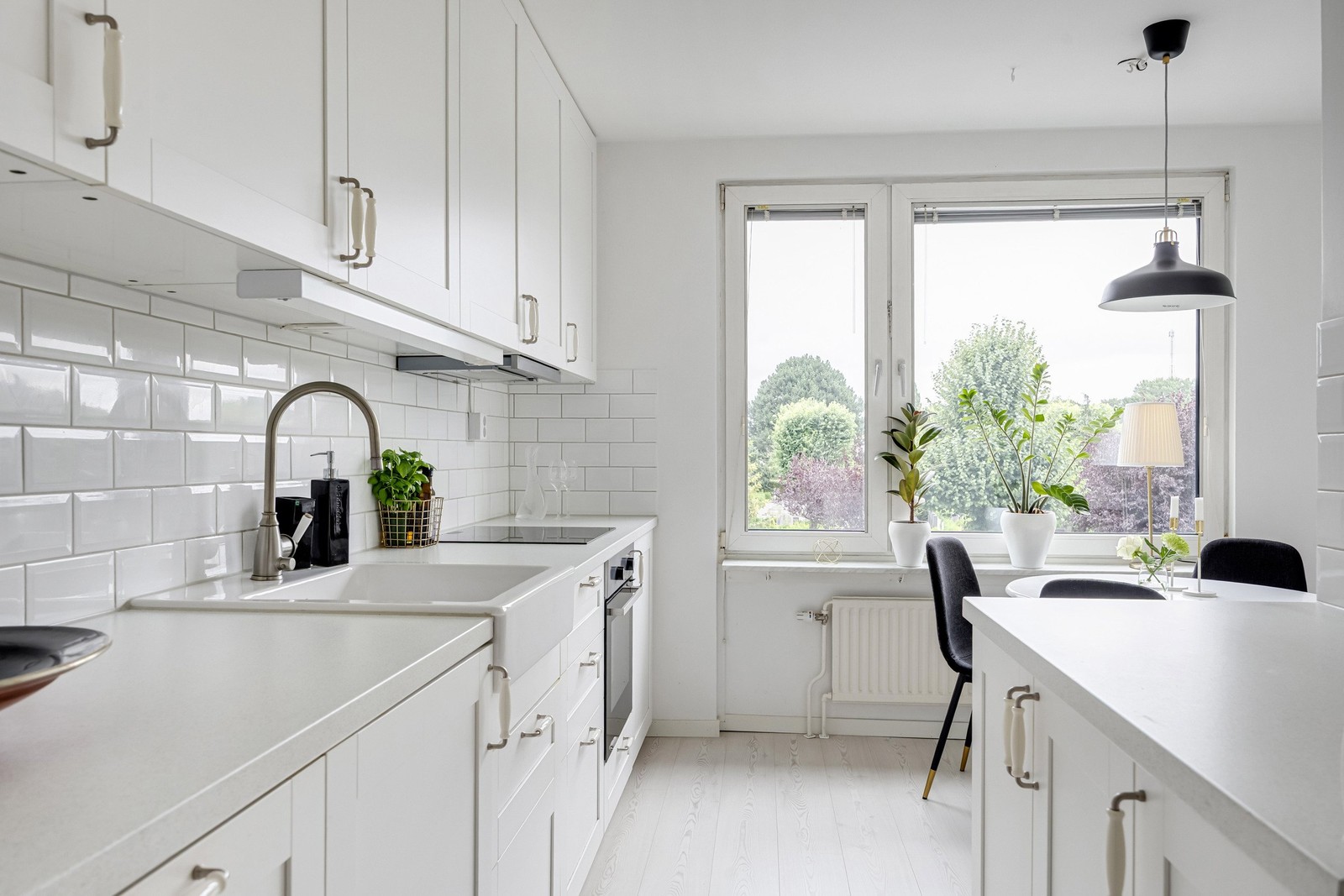 Smakfull och ljus lägenhet med inglasad balkong i omtyckt förening nära centrum och service