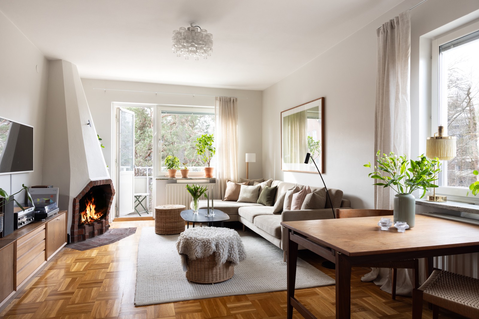 Underbart vardagsrum i ett ljust gavelläge