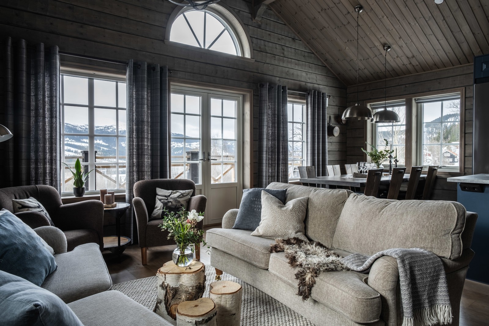 Härligt allrum med matplats och kök