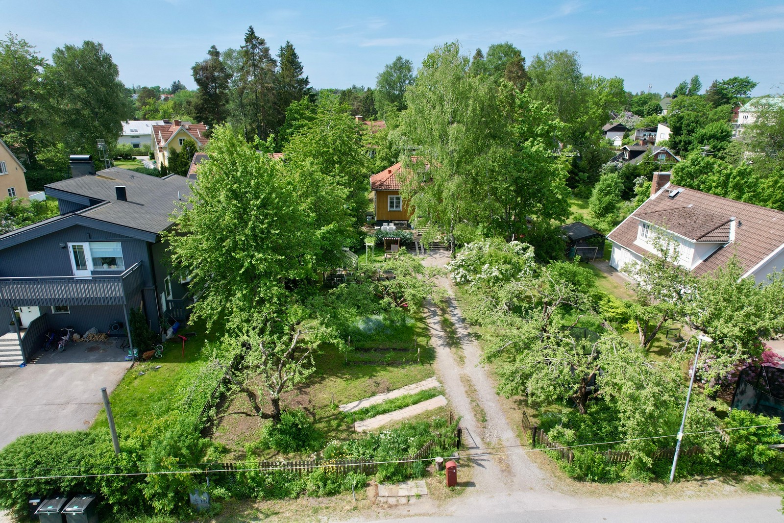 Fint belägen villatomt i uppvuxet villaområde