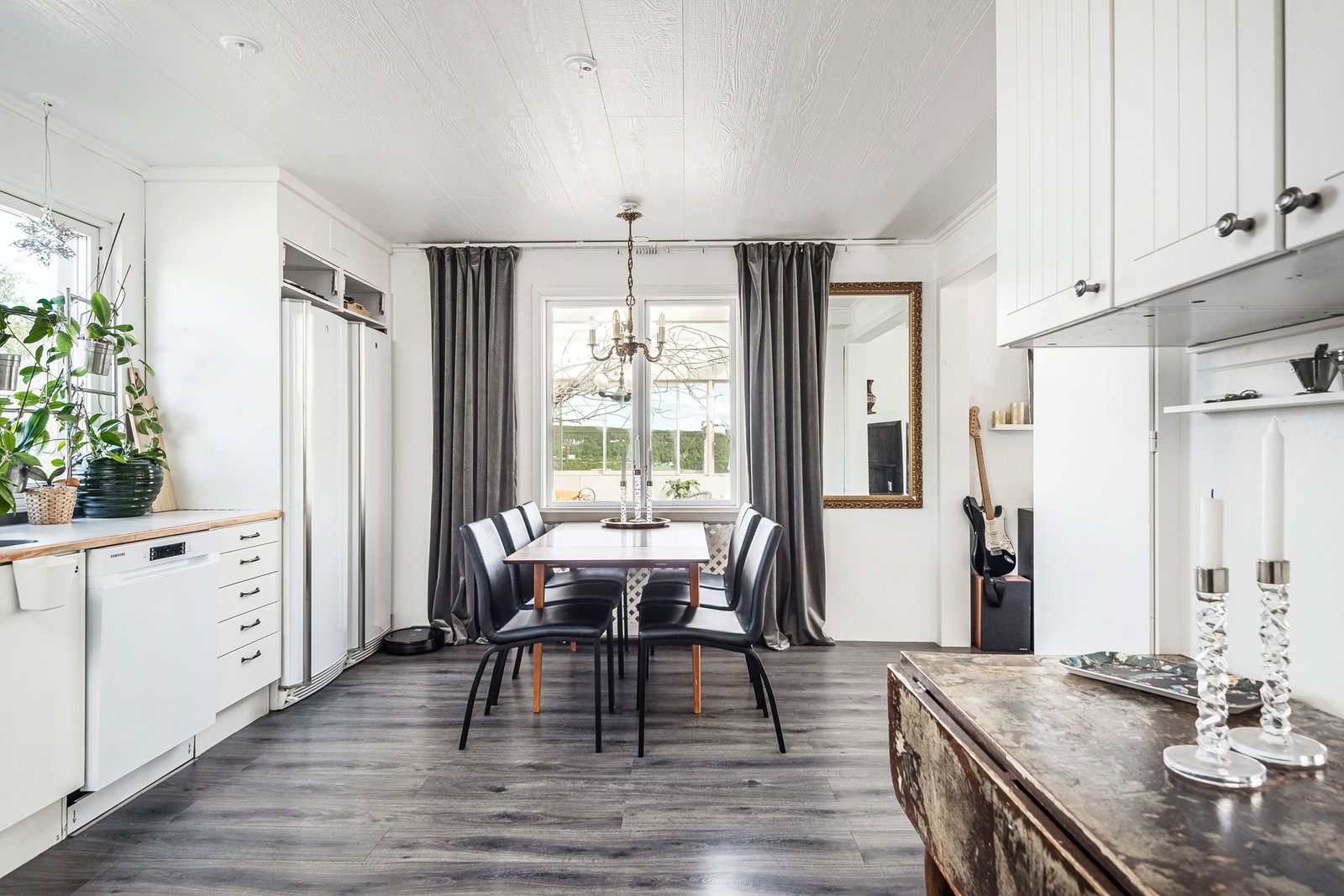 Ljust och rymligt kök med havsutsikt från matplatsen