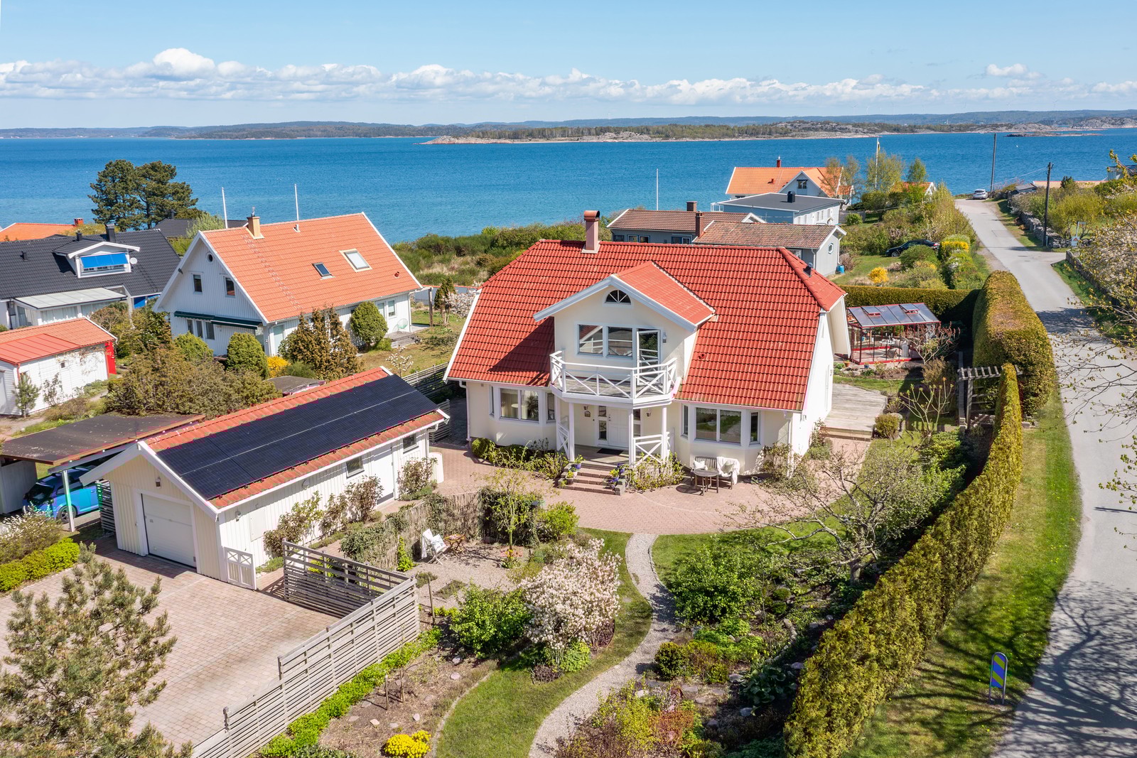 Vacker villa med ljuvlig trädgård, havsutsikt och endast 180 meter till strand och brygga