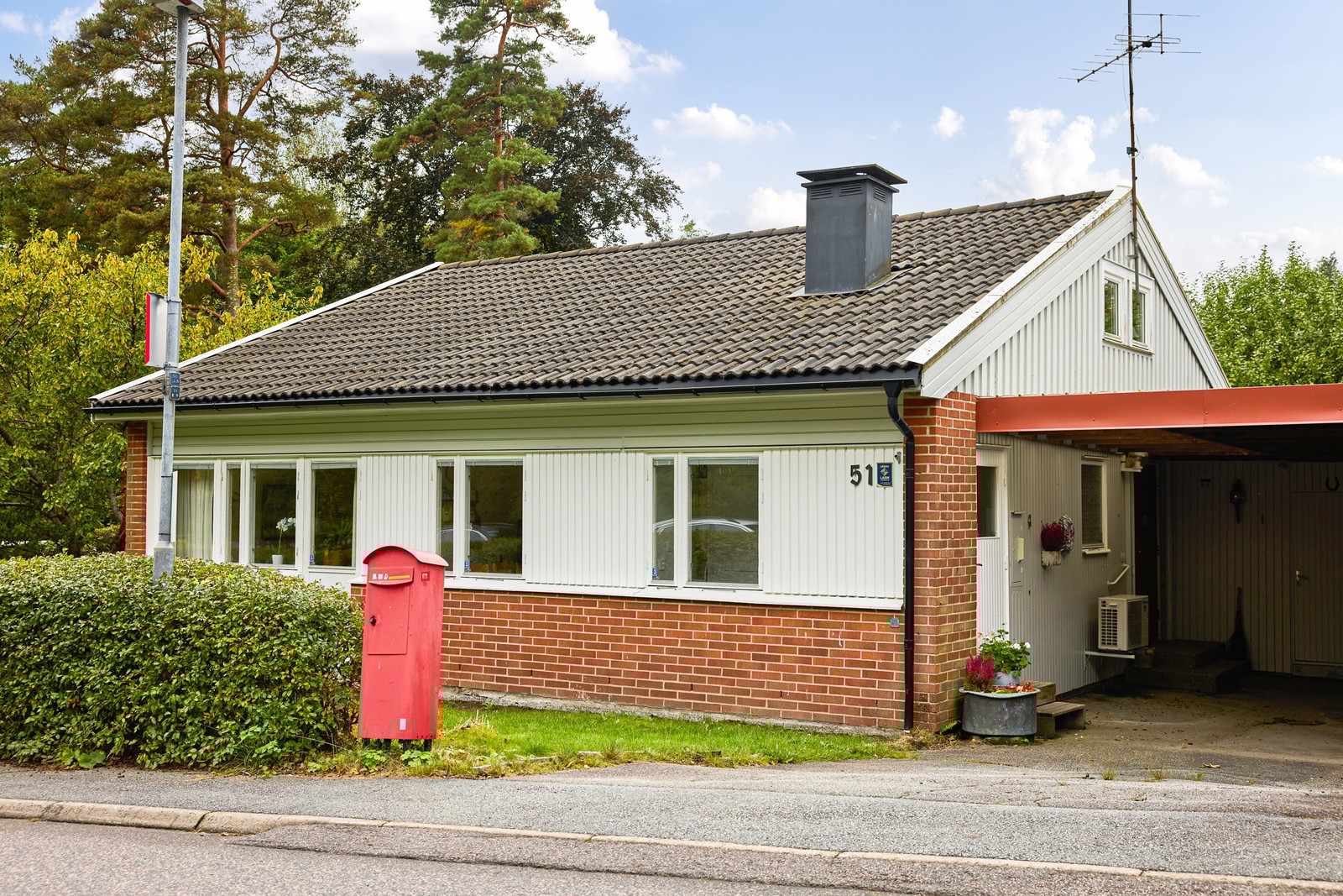 Välhållet enplanshus med inredd vind och två nya badrum