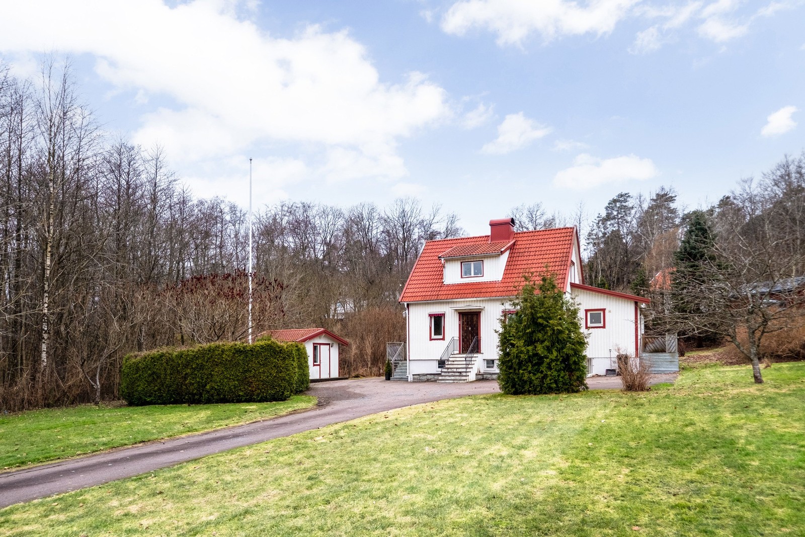Attraktivt boende i naturnära läge, beläget på en generös tomt om ca 2 162 kvm.