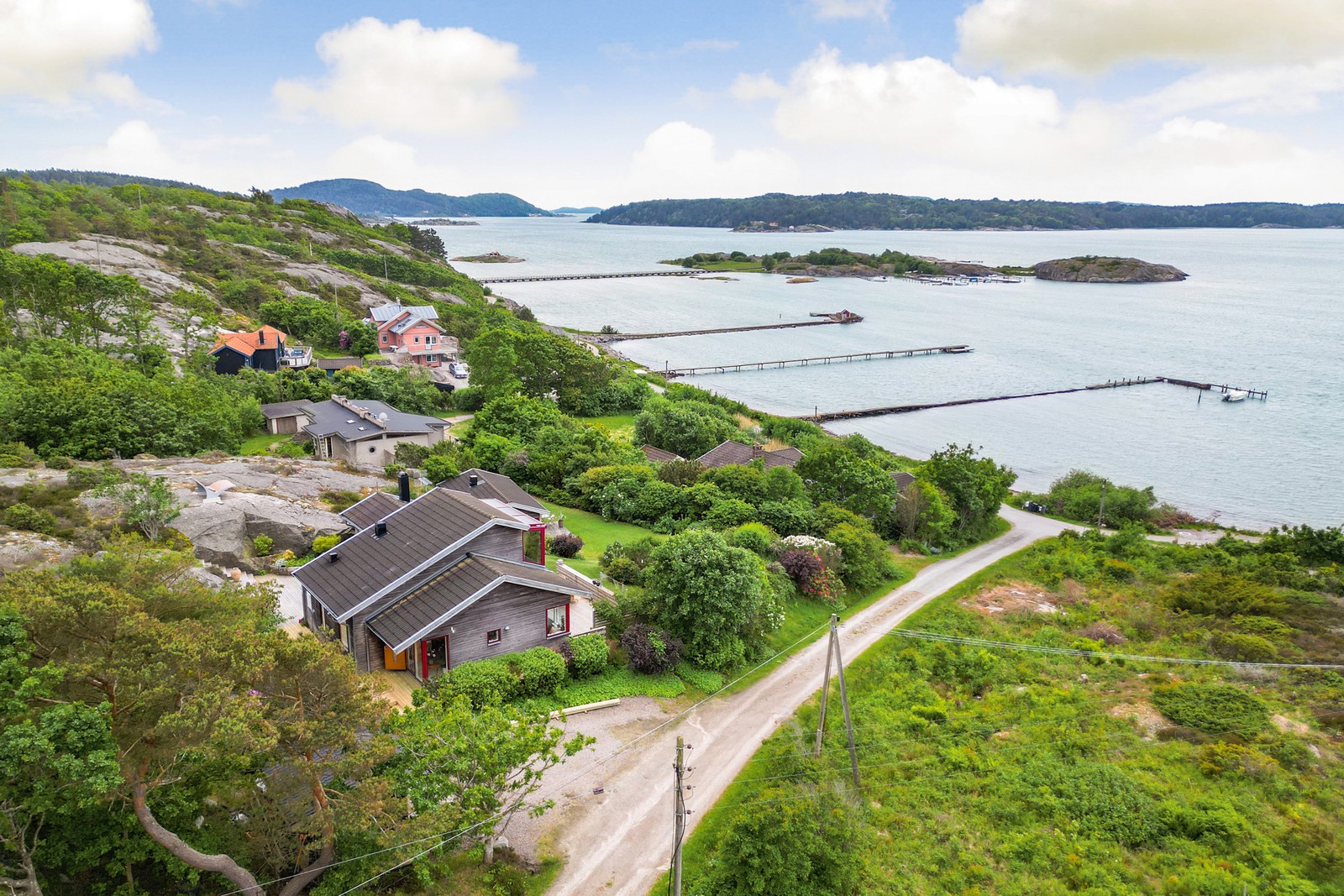 Del i brygga med ägarens båt i bild