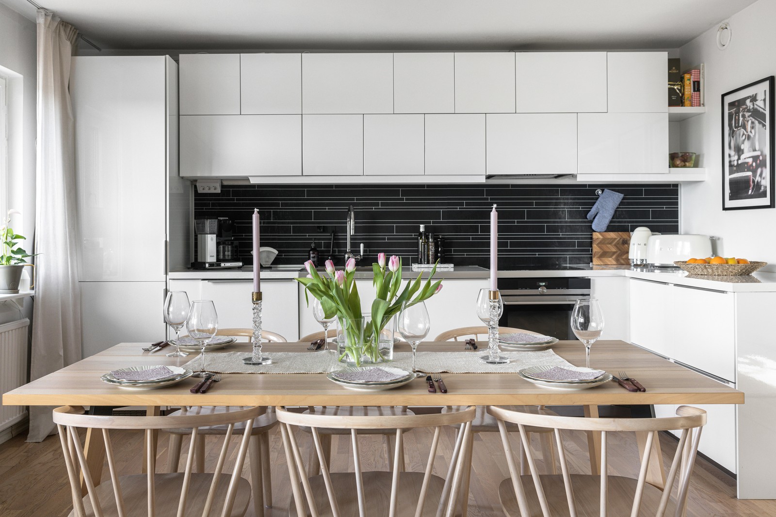 Köket är modernt och i vitt utförande med väl tilltagna arbetsytor