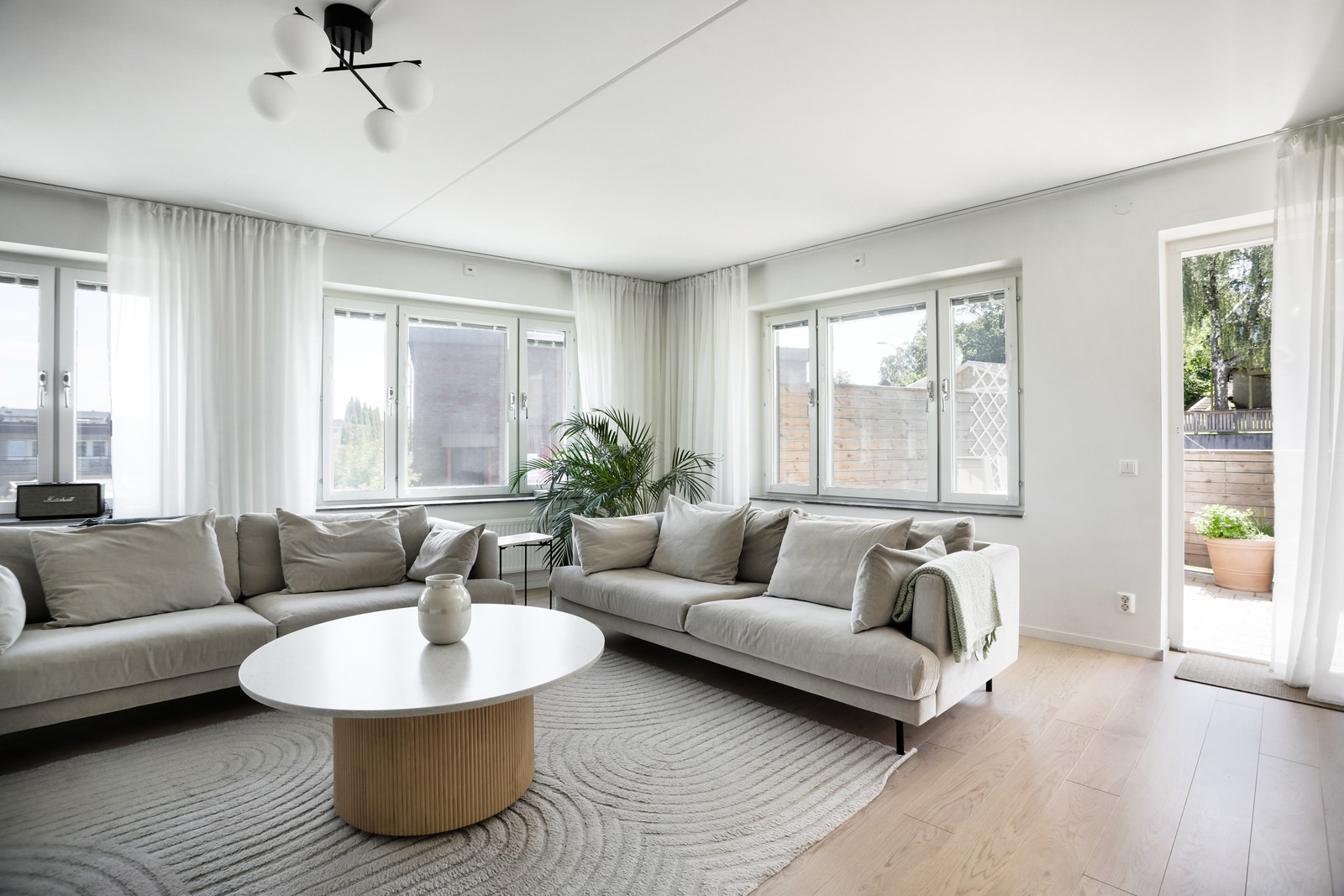 Stora fönsterpartier i insynsskyddat läge