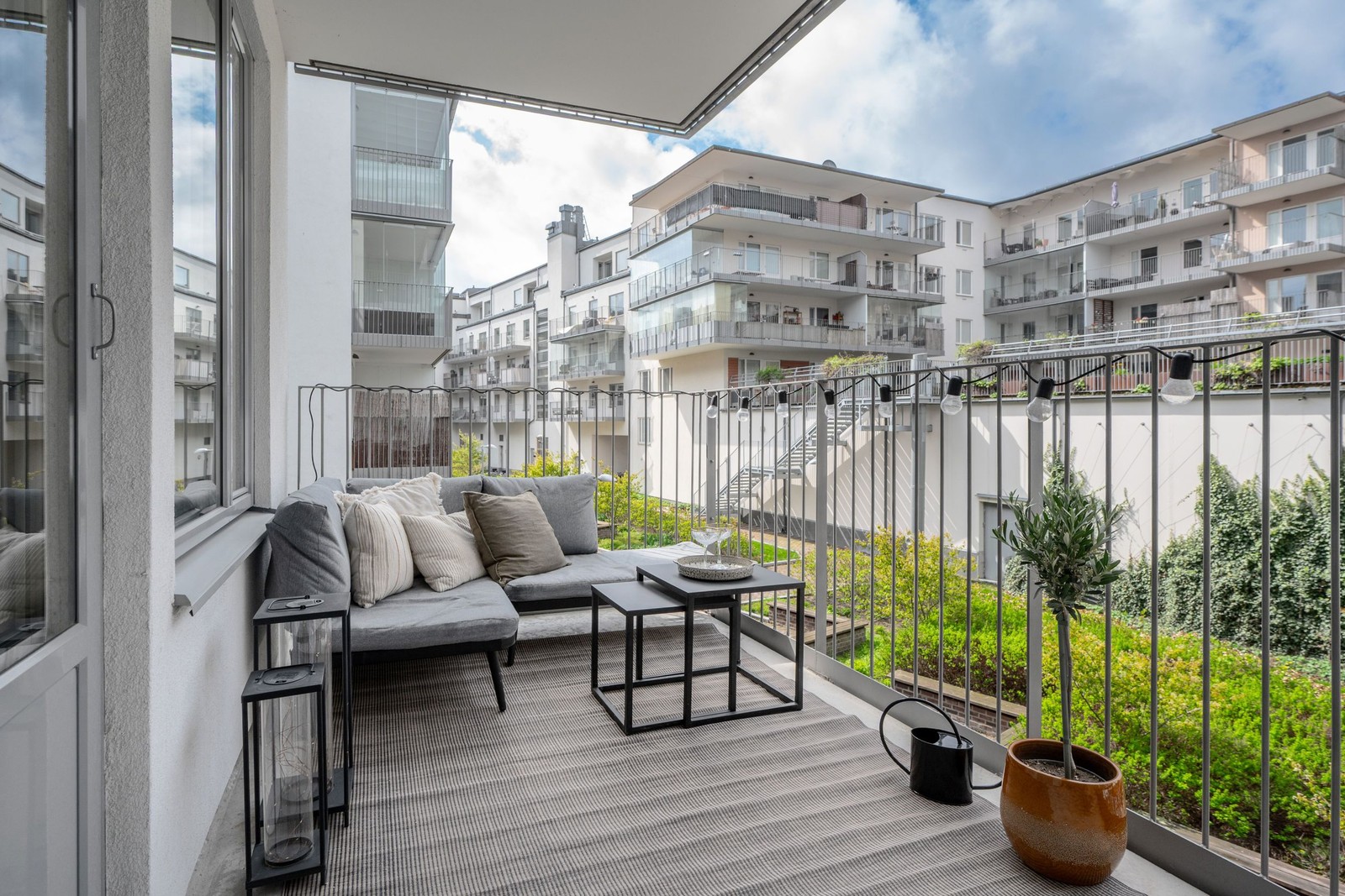 Stor underbar balkong på hörnet.