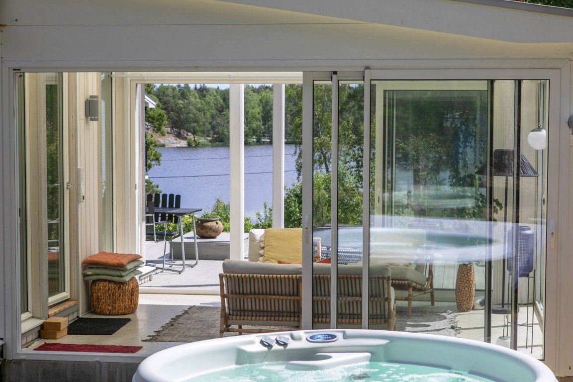 Välkommen till en härligt ljusflödande bostad med sjöutsikt