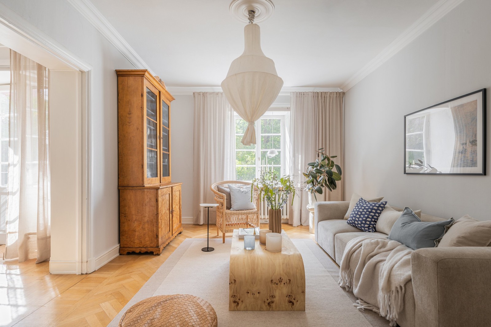 Vackert fiskbensparkett och högt i tak