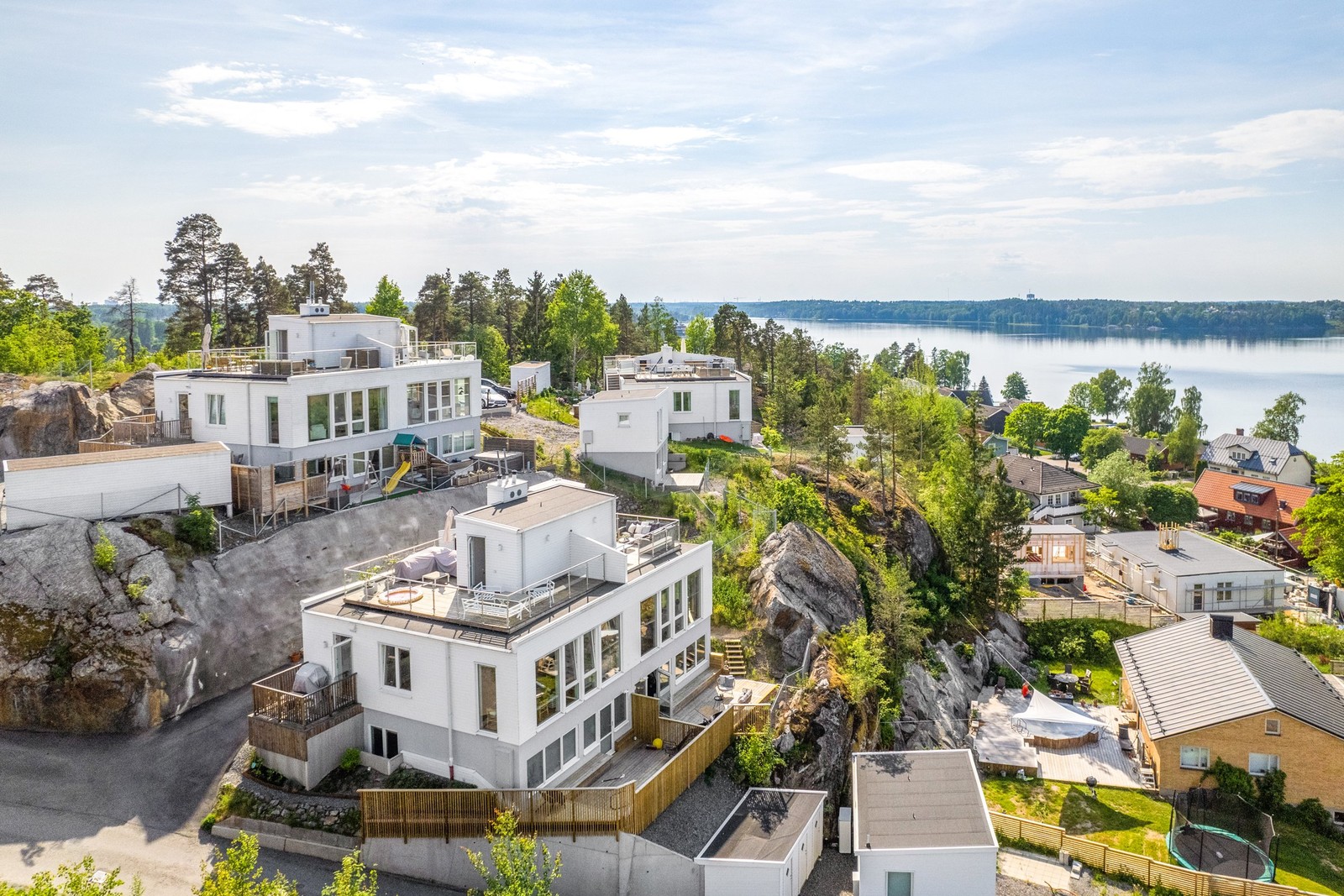 Modernt parhus beläget mitt i villaidyllen, nära sjö och natur