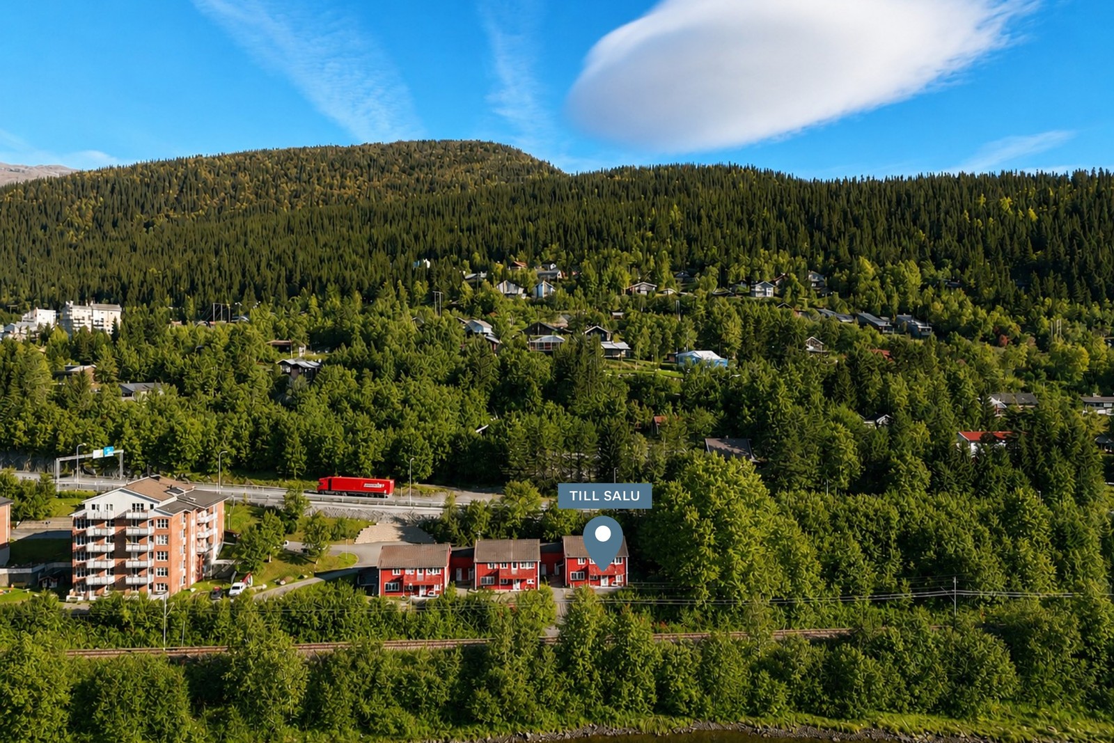 Välkommen till en mysig hörnlägenhet med huskänsla och grönska inpå knuten