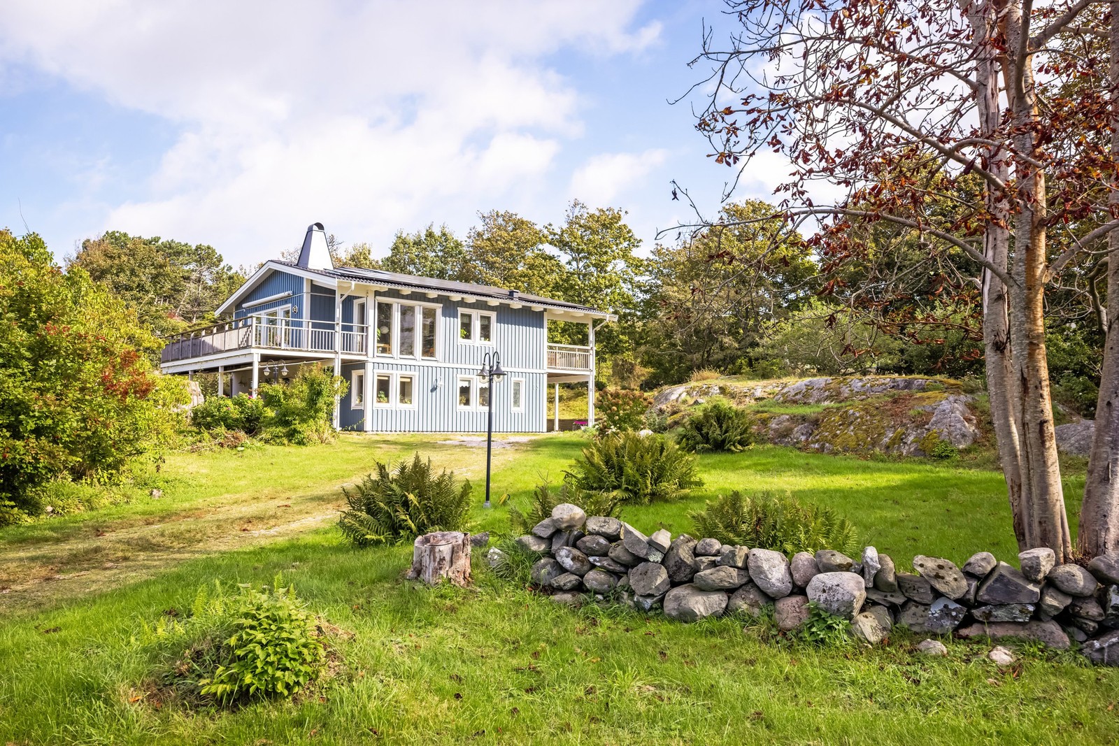 Välkomna till denna välskötta etagevilla med lantlig charm och utsikt över ängarna