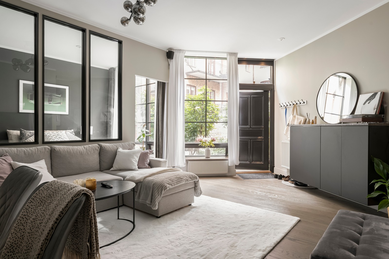 Välkommen till en minutiöst renoverad tvåa på attraktiva Chalmersgatan!
