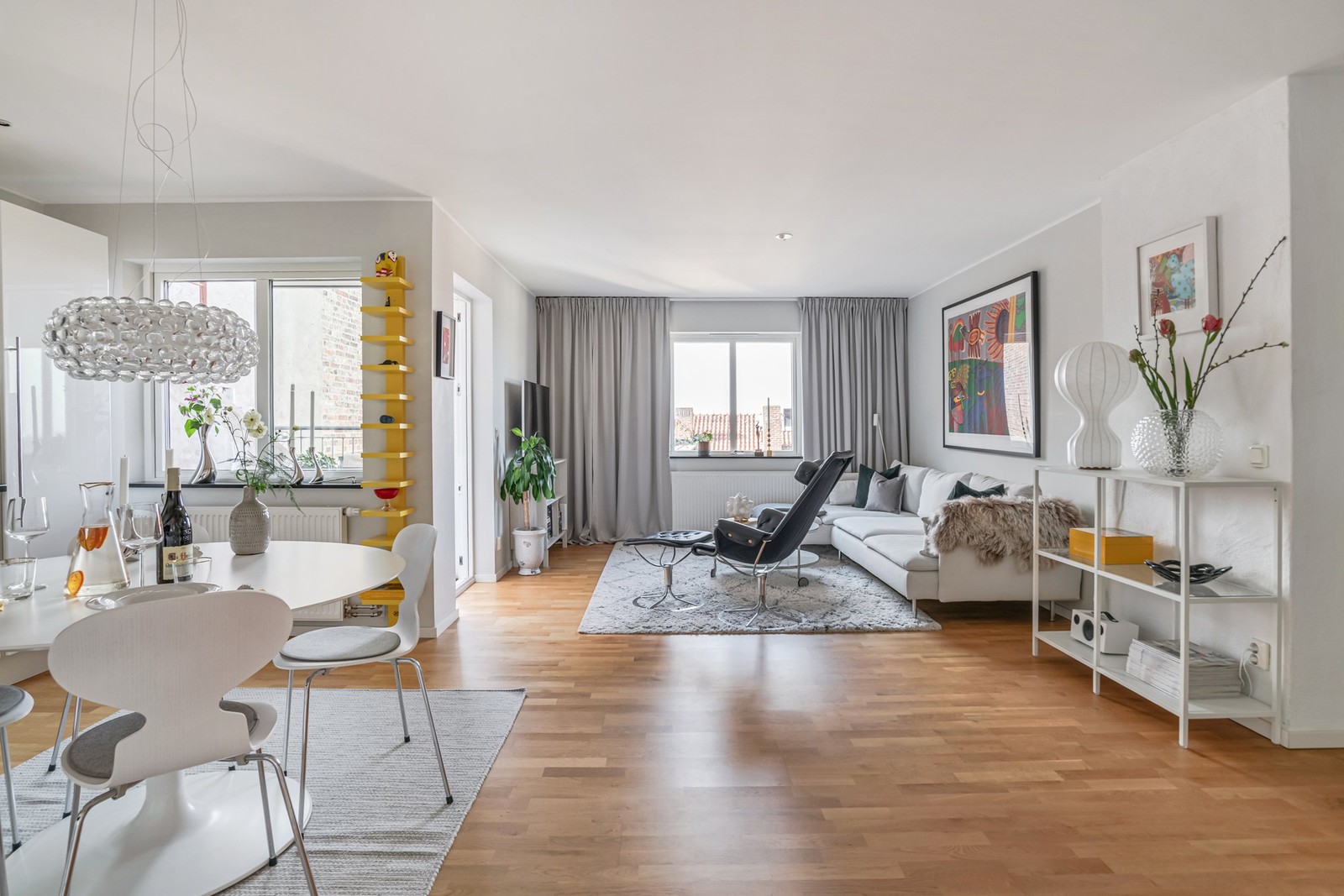 Luftigt vardagsrum med öppen planlösning mot kök