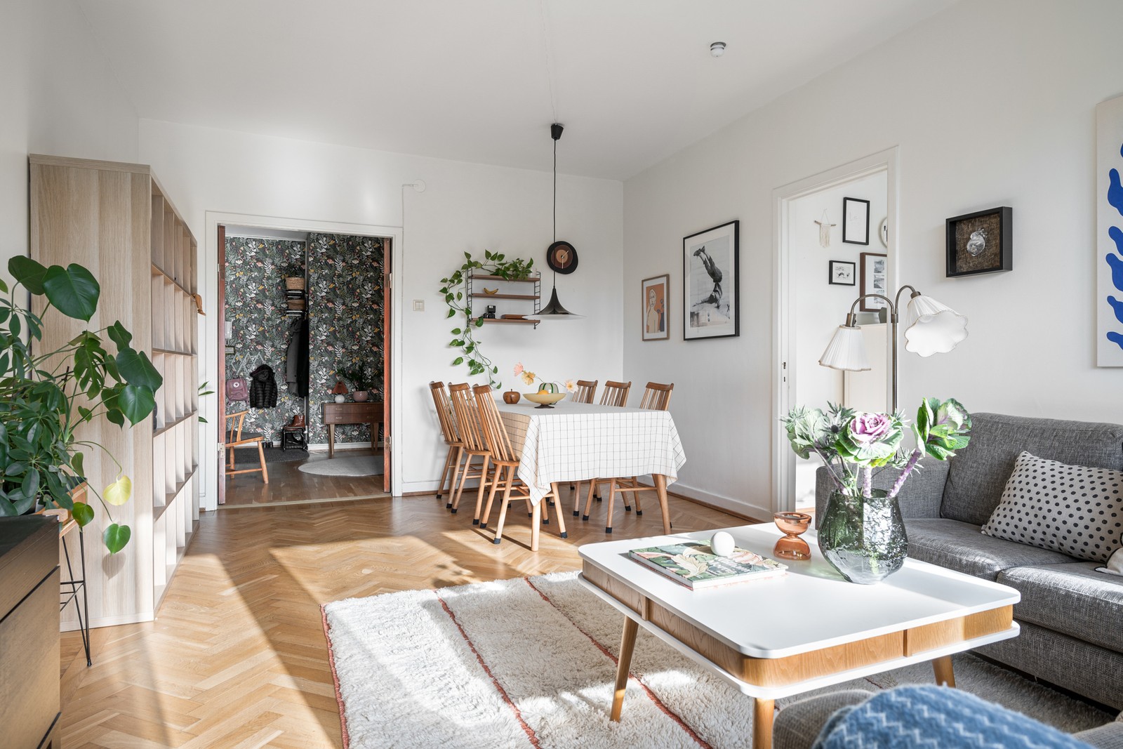 Vardagsrummet erbjuder en social yta att umgås med familj och vänner