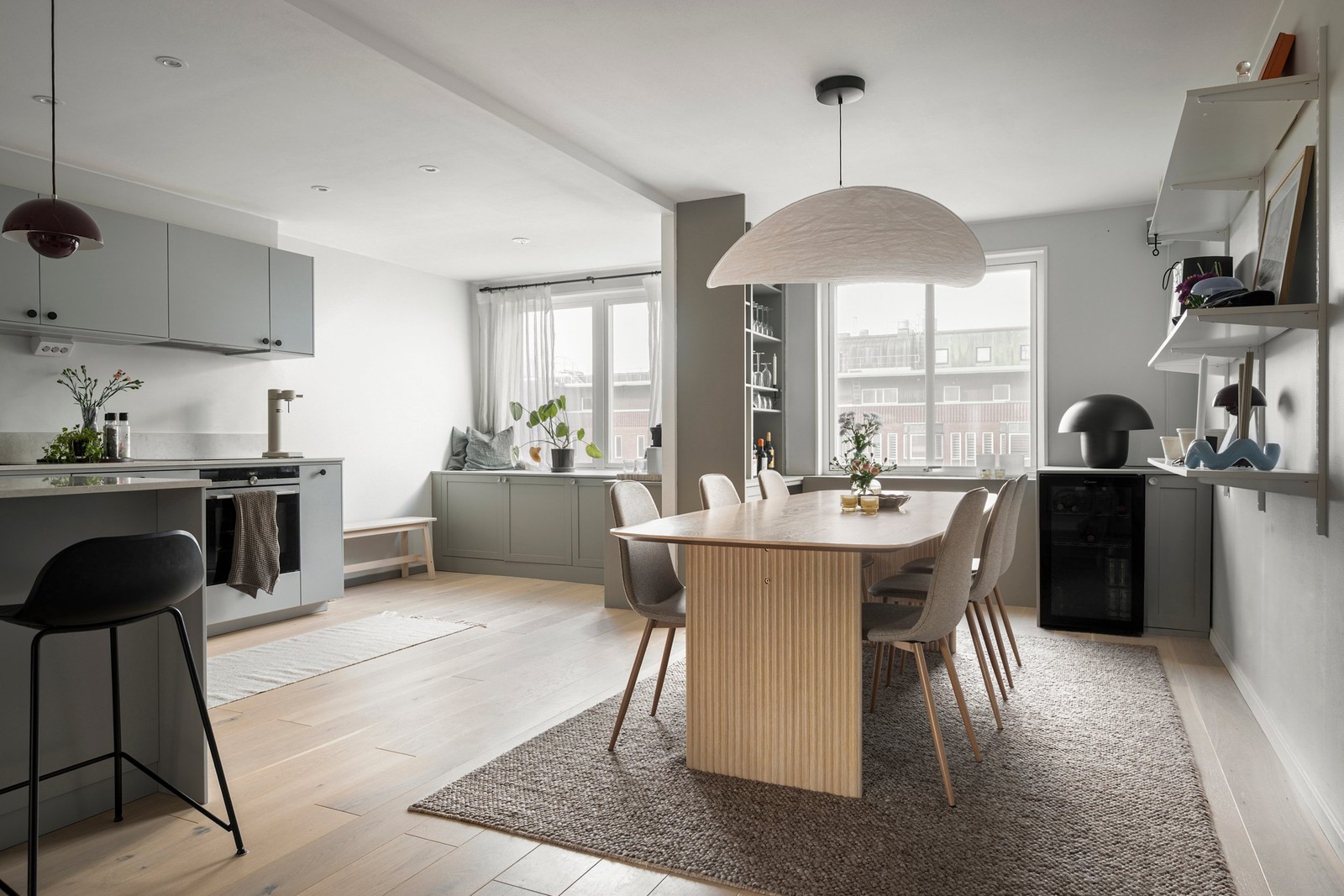 Plats för större matbord med härligt ljusinsläpp från stora fönster.