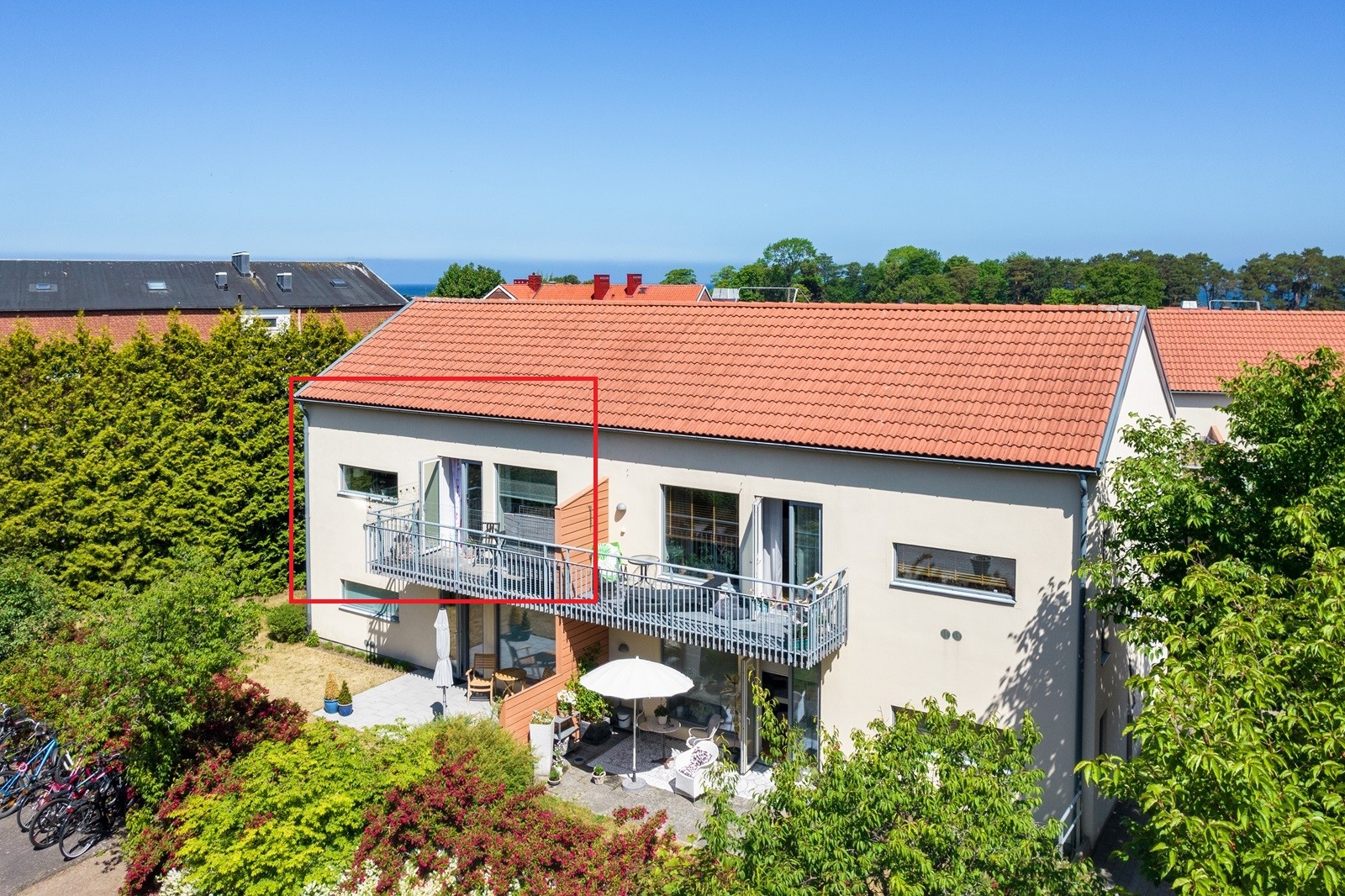 Balkong uppe till vänster med underbar sol hela dagen!