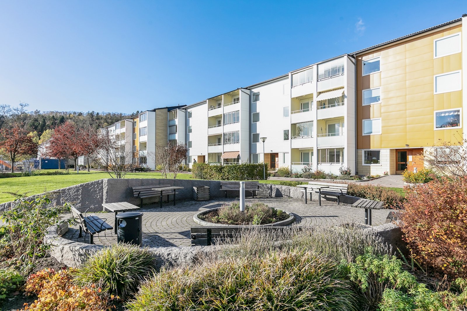 Föreningens renoverade innergårdar samt ny fasad