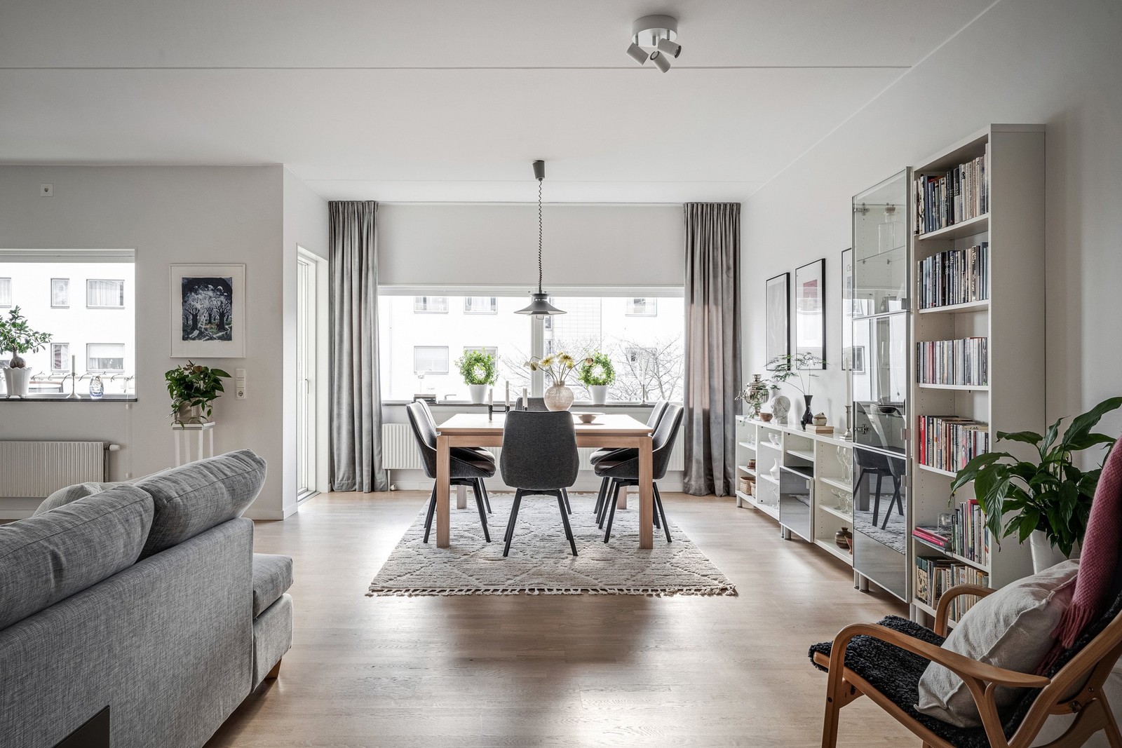 Smakfullt renoverat hem med fint ljusinsläpp från stora fönsterpartier