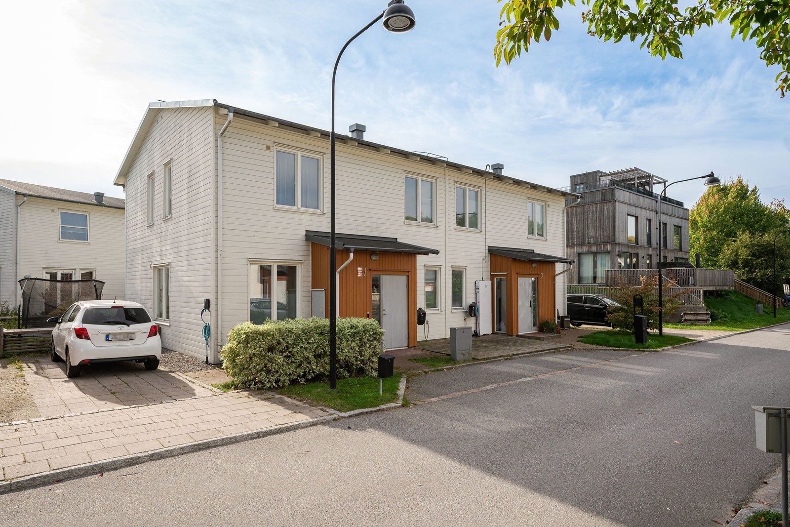 Fasad framsida med parkering vid huset