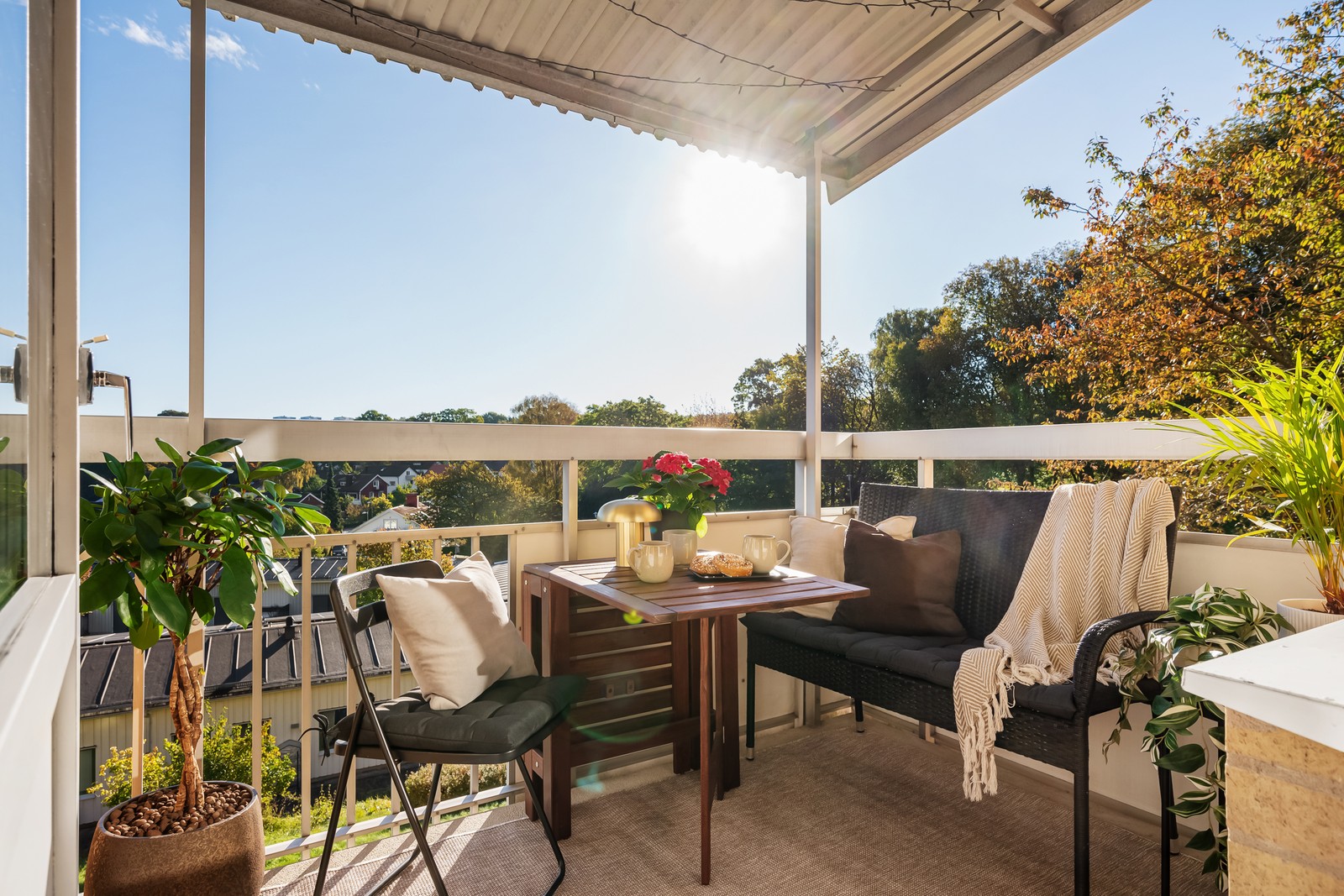 Ut genom balkongdörrarna kan du njuta av morgonkoppen och blicka ut över den fina utsikten