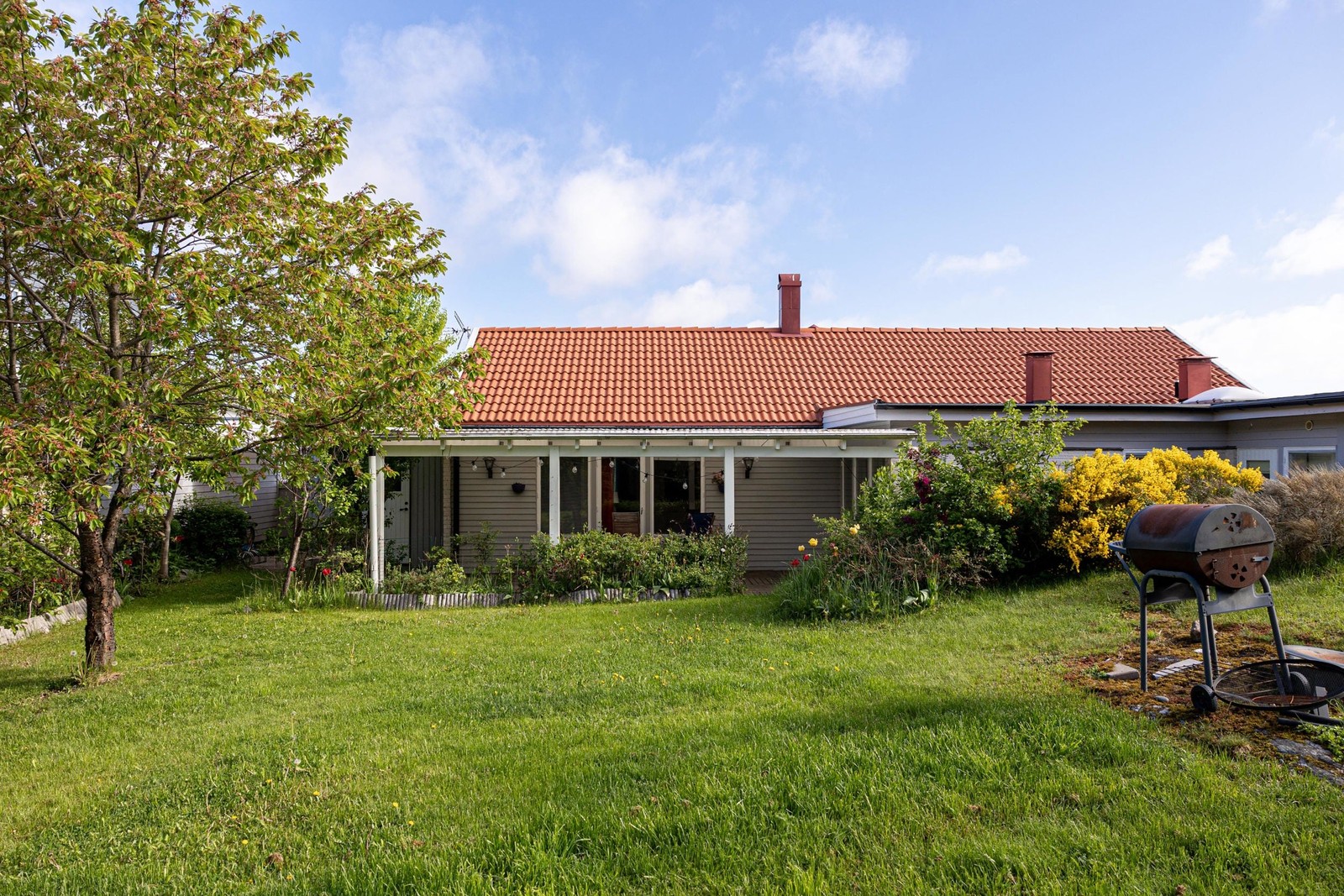 Huset från trädgårdssida