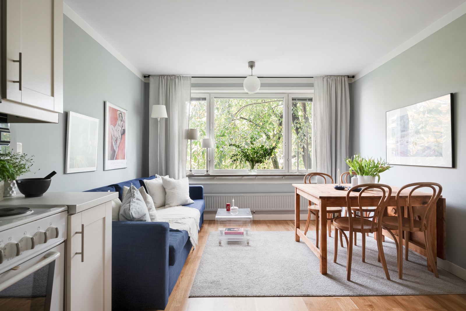 Sällskapsrummet är ljust och rymmer soff- och matgrupp